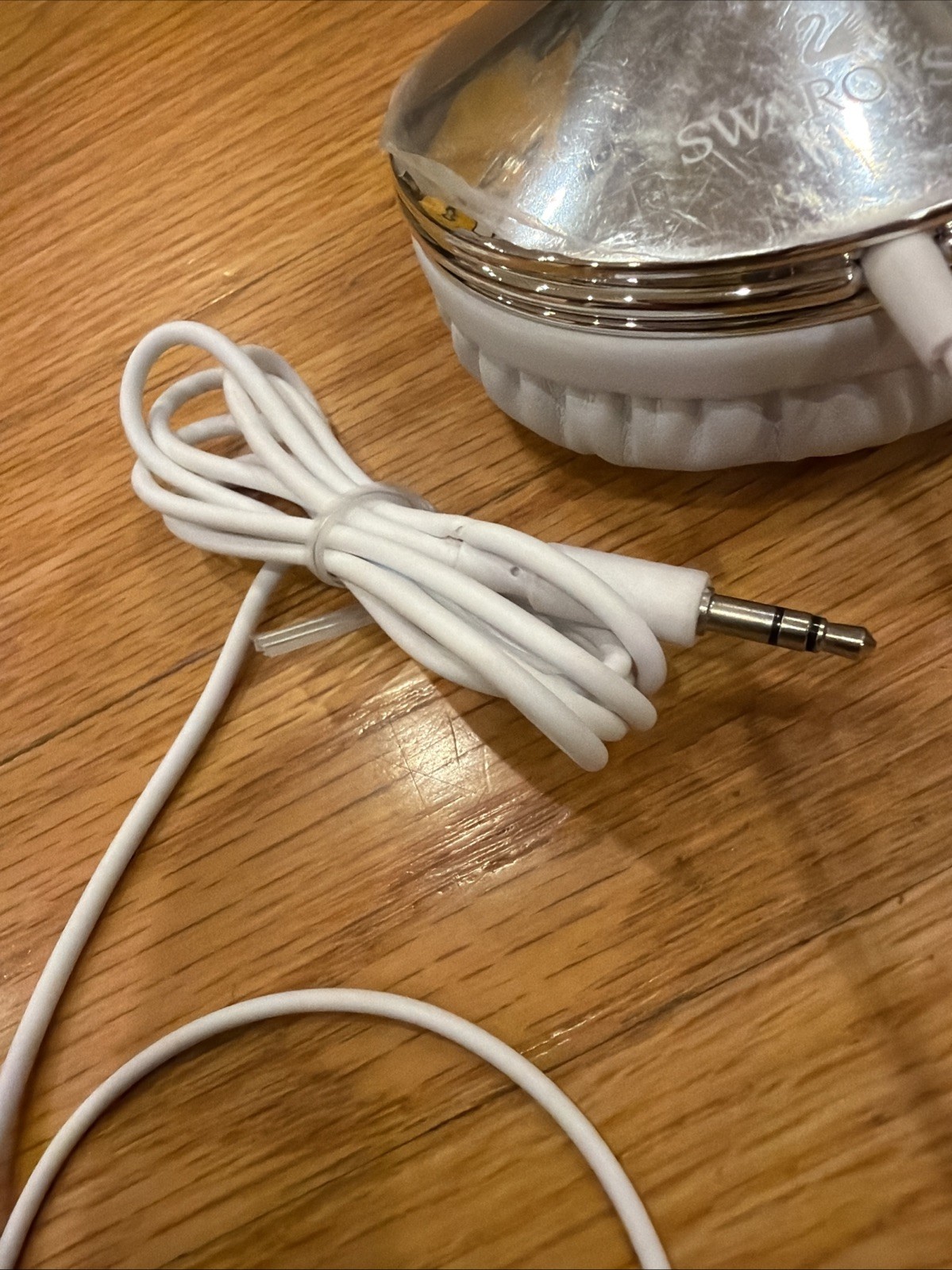 Swarovski Frends Taylor Silver and White Headphones-Never Worn