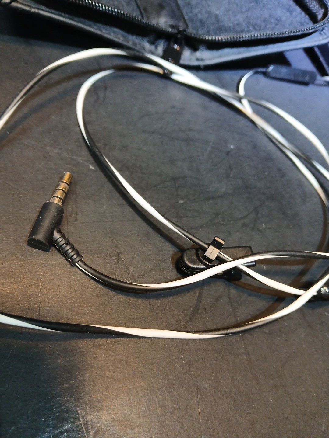 Bose MIE2i In-Ear Headphones Earbuds Black 3.5mm Mobile Headset Mic Stereo