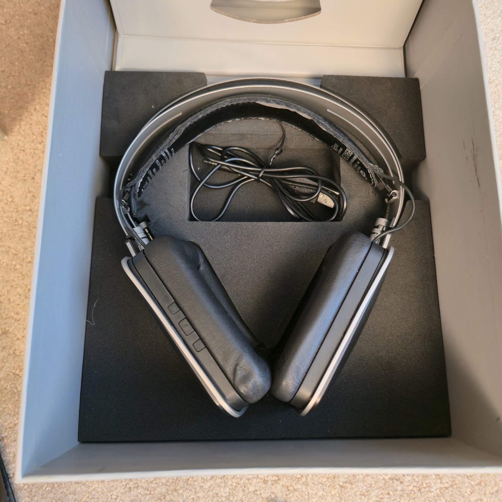 Harman Kardon Over-the-Ear Headphones Model:HARKAR-BT N2001 Tested, Accessories