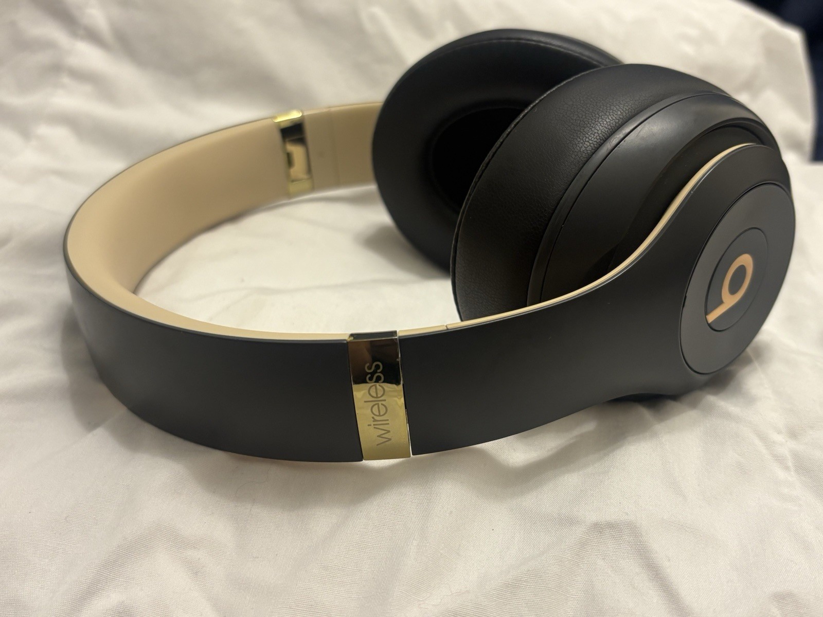 Beats Studio3 Wireless Midnight Black Gold – New Wicked Cushions Pads – Great!