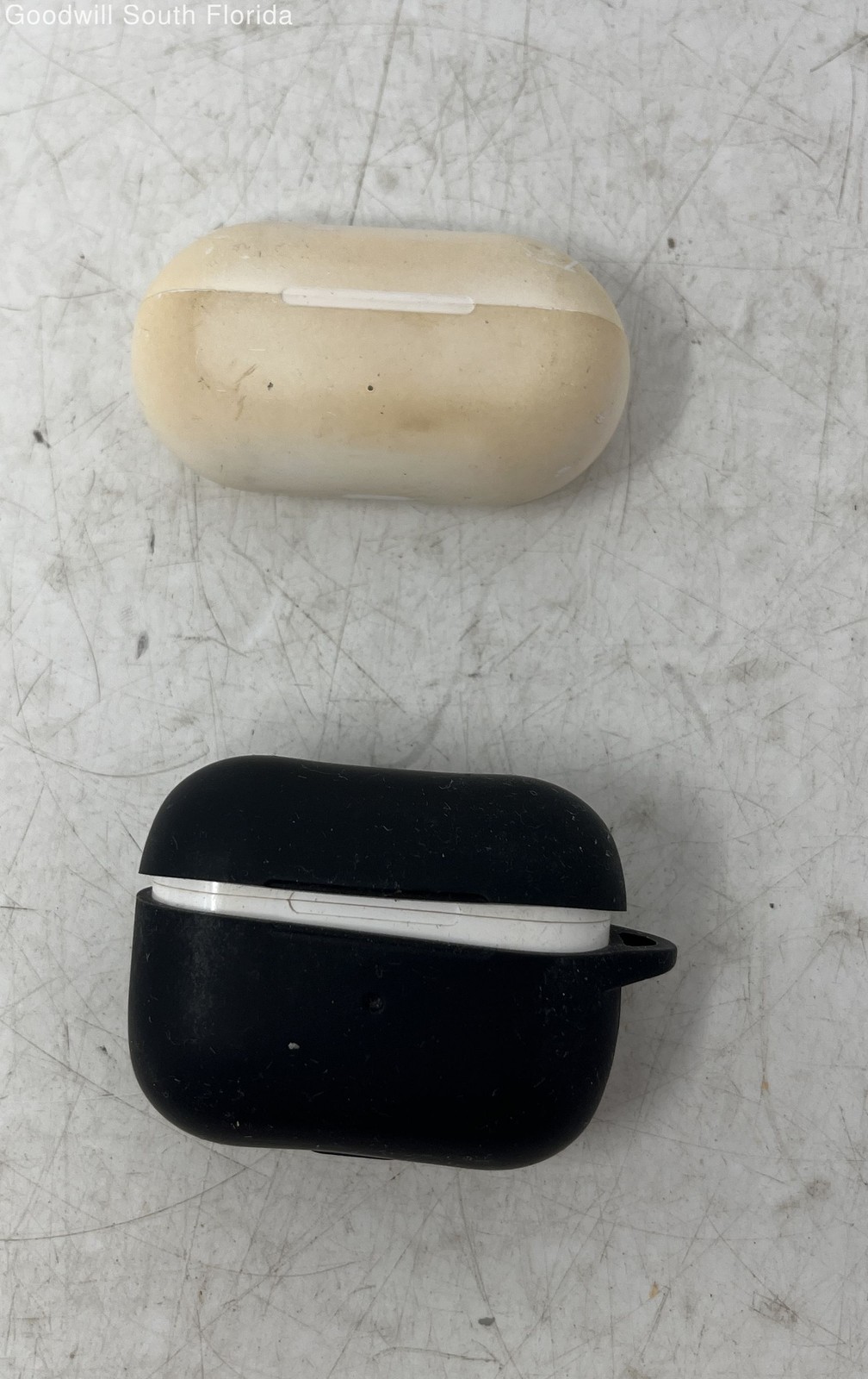 2 Pcs White Black Wireless Bluetooth Headphone With Protective Case Not Tested