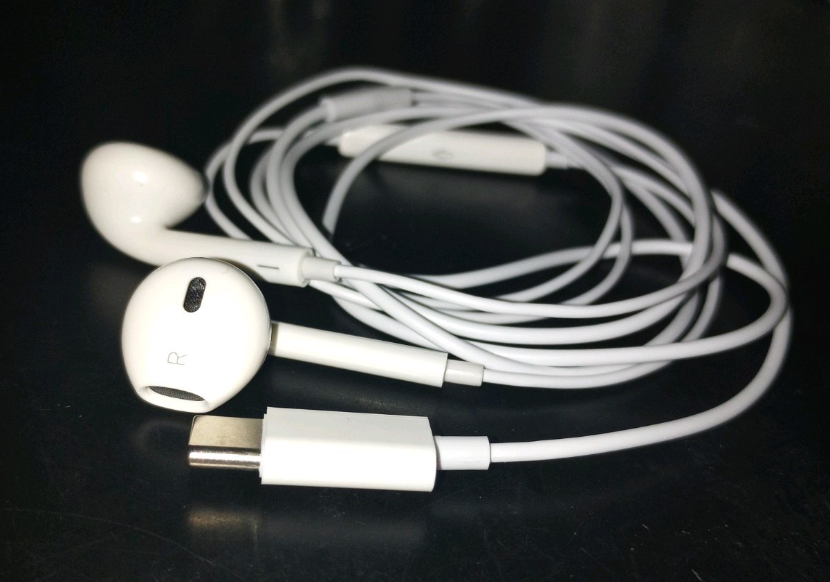 Apple EarPods USB-C Wired Earbud Headphones White Built-in Microphone