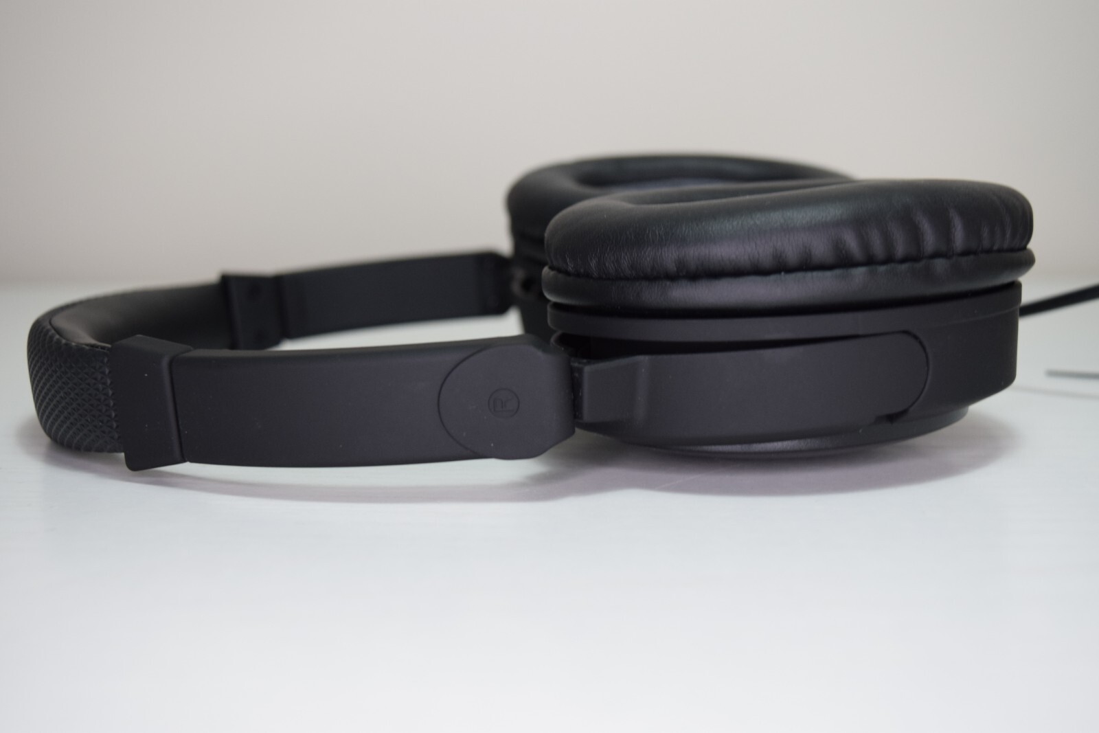 Delta Studio Premium Headset Headphones First Class Over Ear 2 Pins Noise Cancel