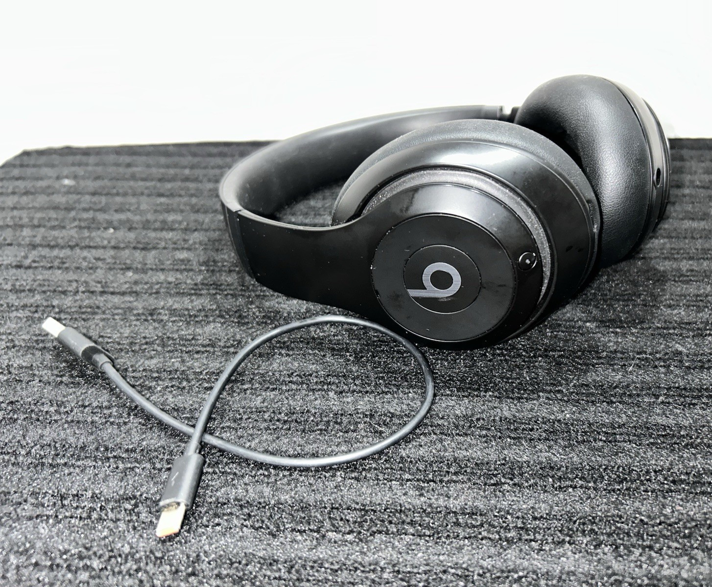 Beats by Dr. Dre Solo3 Wireless Bluetooth On-Ear Headphones Black + Lightning