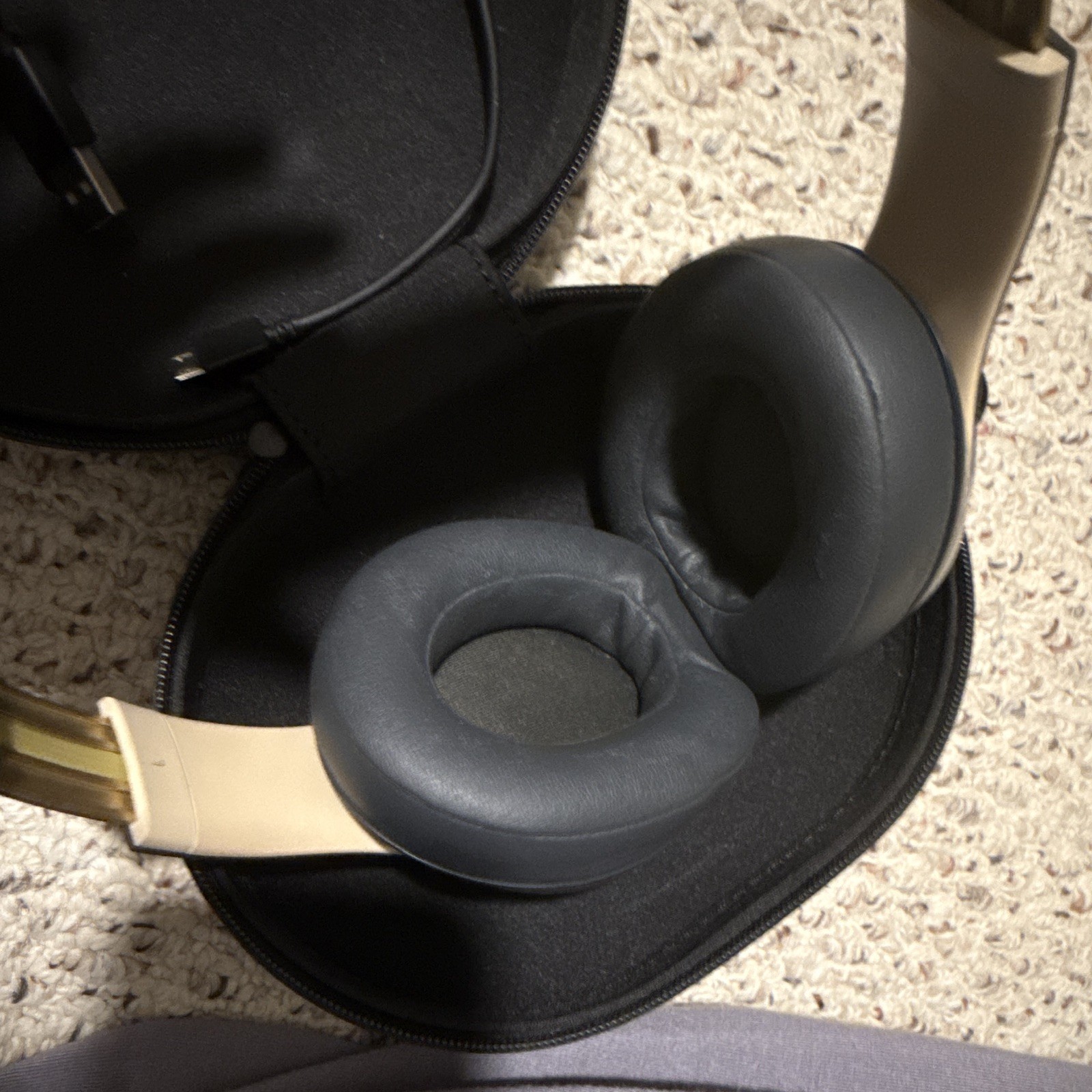 Beats Studio3 Wireless ANC Over-Ear Headphones Black/ Gold w/ Case and charger