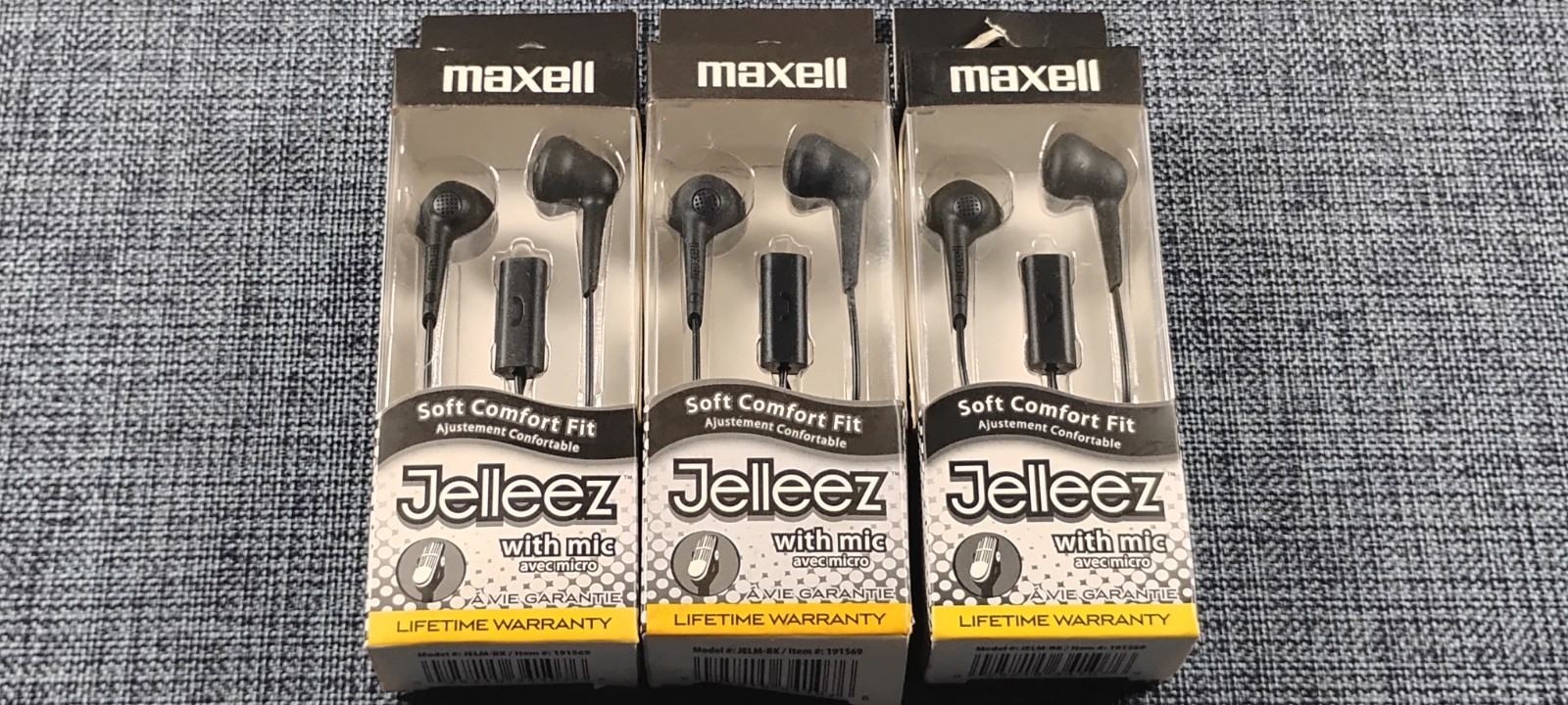 Maxell Bass 13 – Earbuds with Mic. Bass Noise Isolation + 3x Jelleez (BLACK) Lot