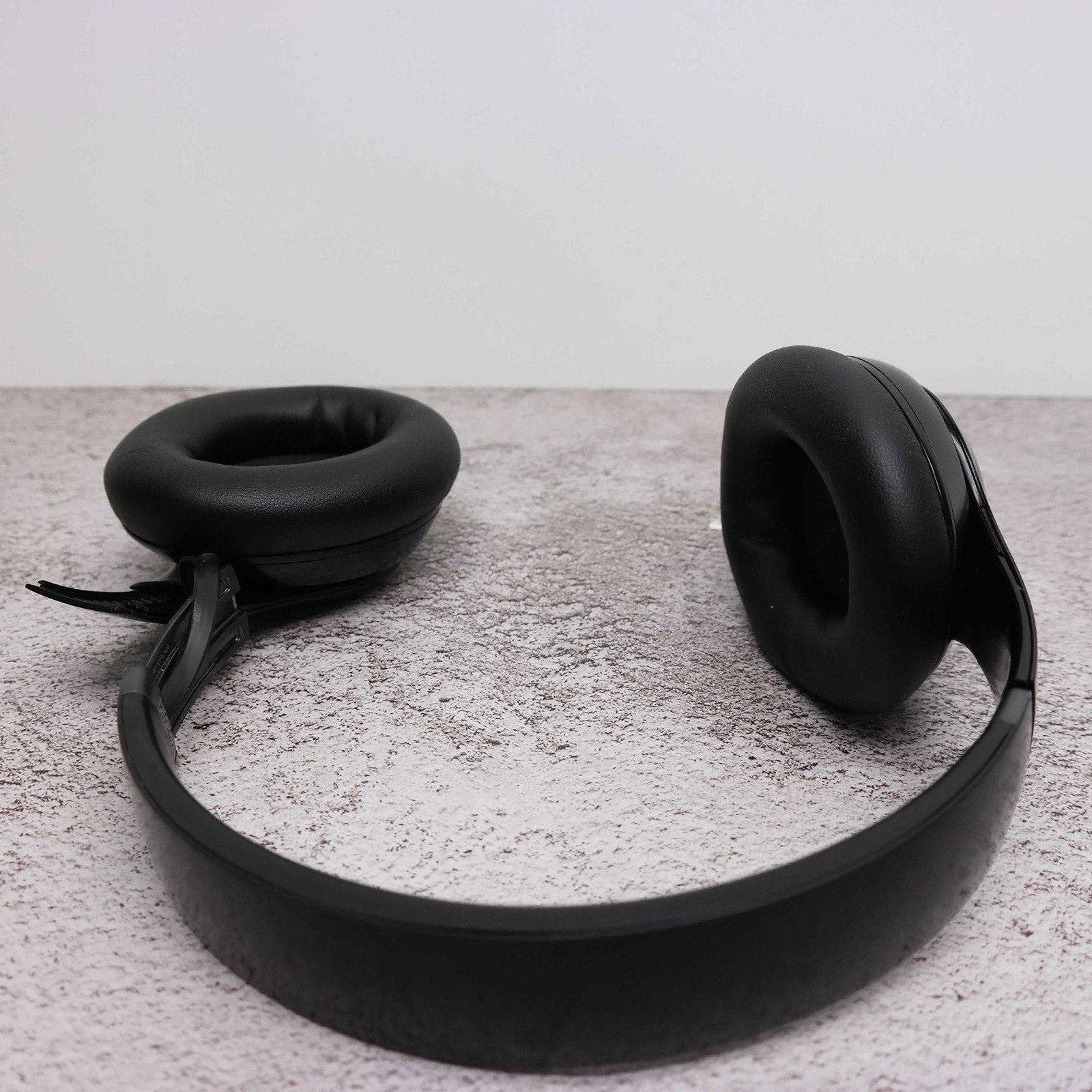 Beats by Dr. Dre Studio Pro Black Over Ear Headphones MQTP3LL/A BROKEN