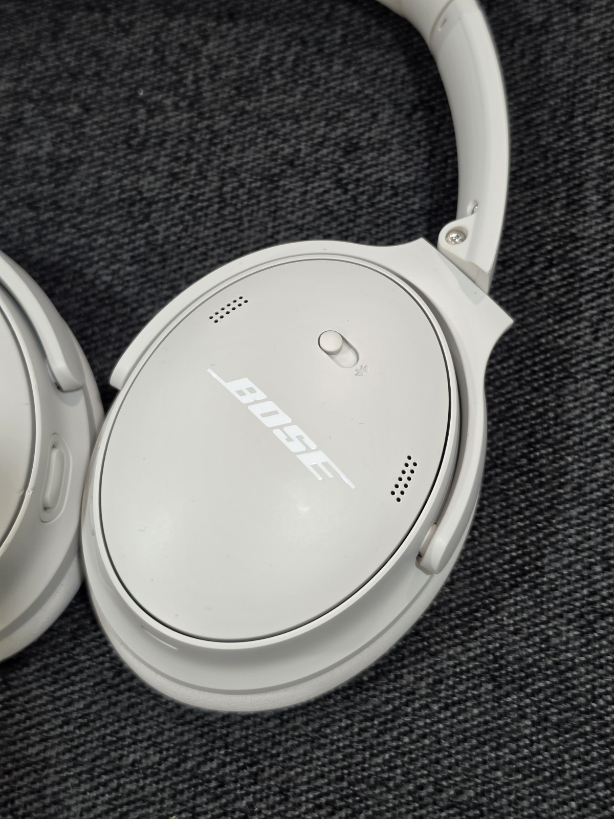 Bose QuietComfort Wireless Over-Ear Headphones – White Smoke