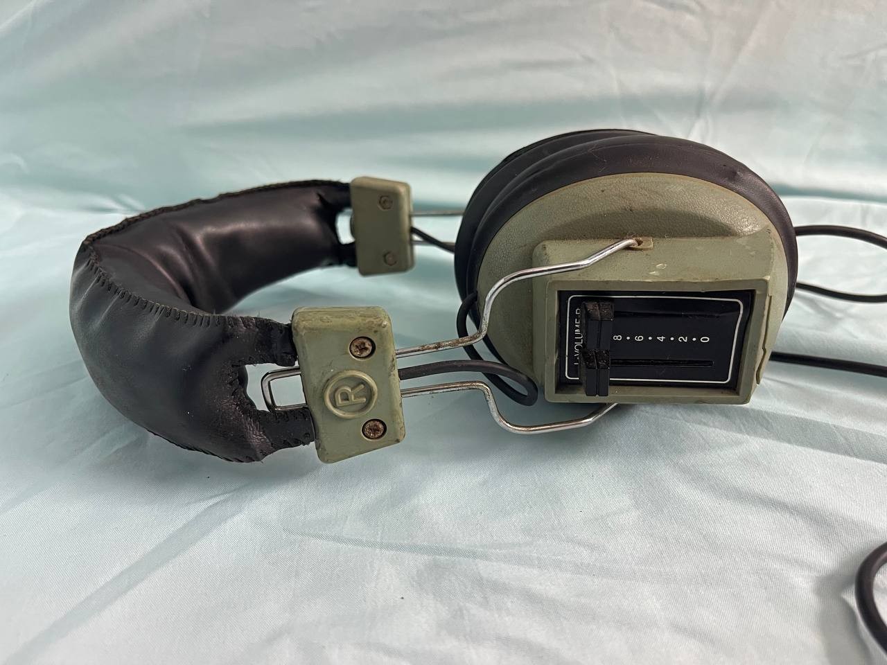 Vintage Realistic Nova 16 Stereo Headphones 8 Ohms Volume Control RE
