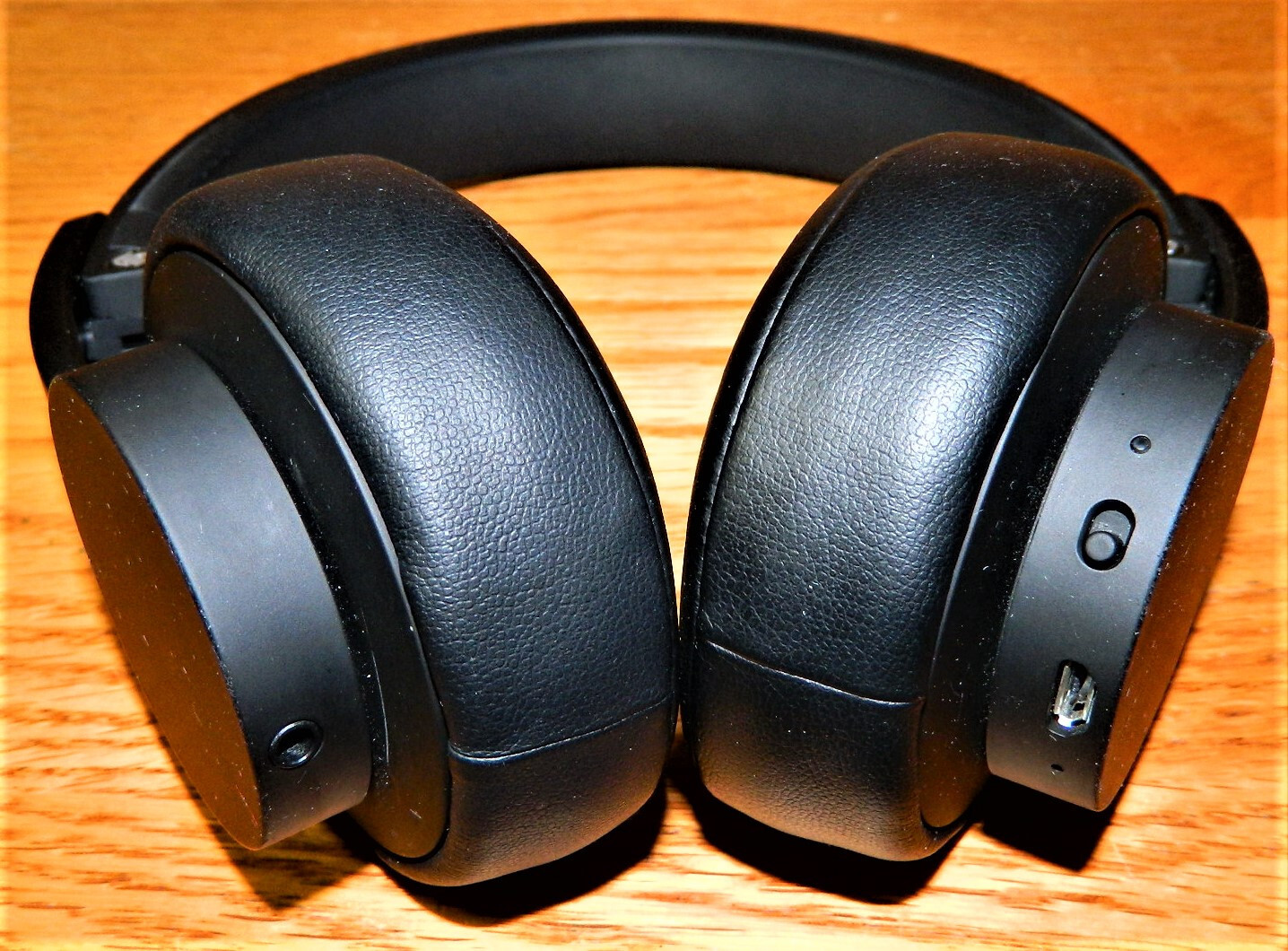 Urbanista Headphones Wireless Bluetooth Black w/ USB Cable, Fabric Case Works