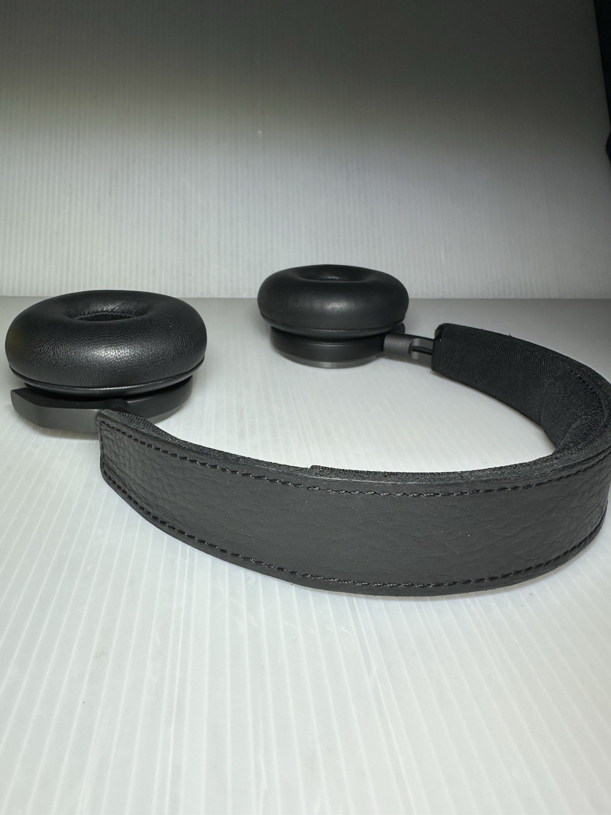 Bang & Olufsen Beoplay H9 Over the Ear Wireless Headphones – Gray/Black Matte