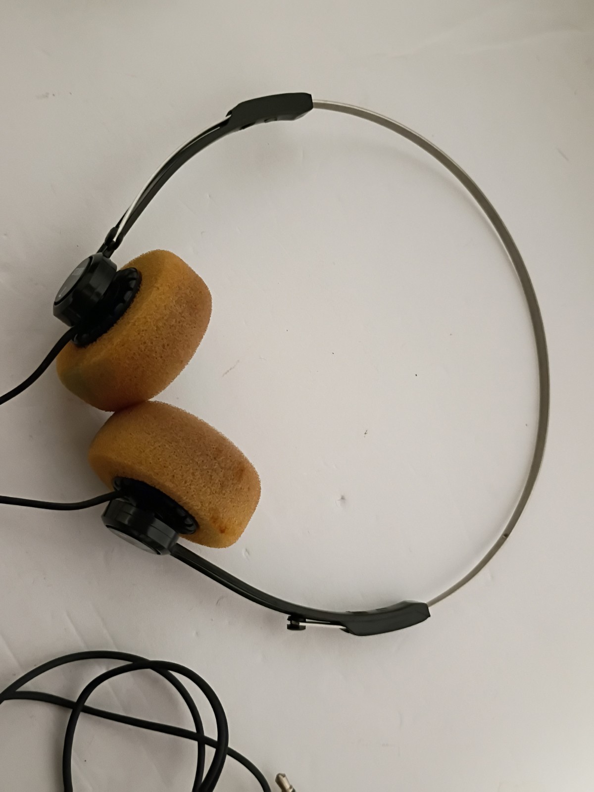 Vintage 1980s Style Lightweight Wired Stereo Headphones Foam Walkman Retro Prop