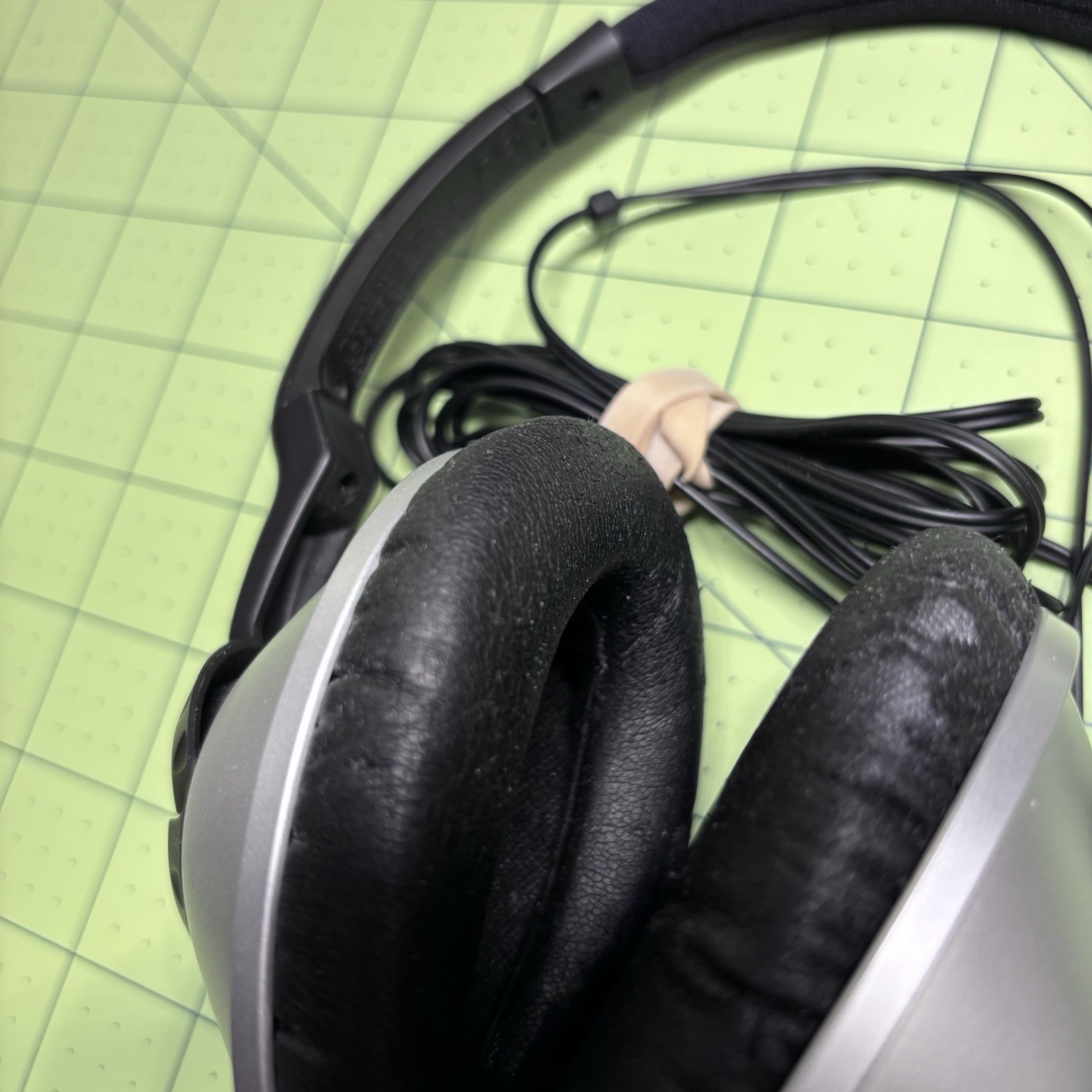 BOSE TP-1A Circumaural Headphones – Silver In Great Used Condition