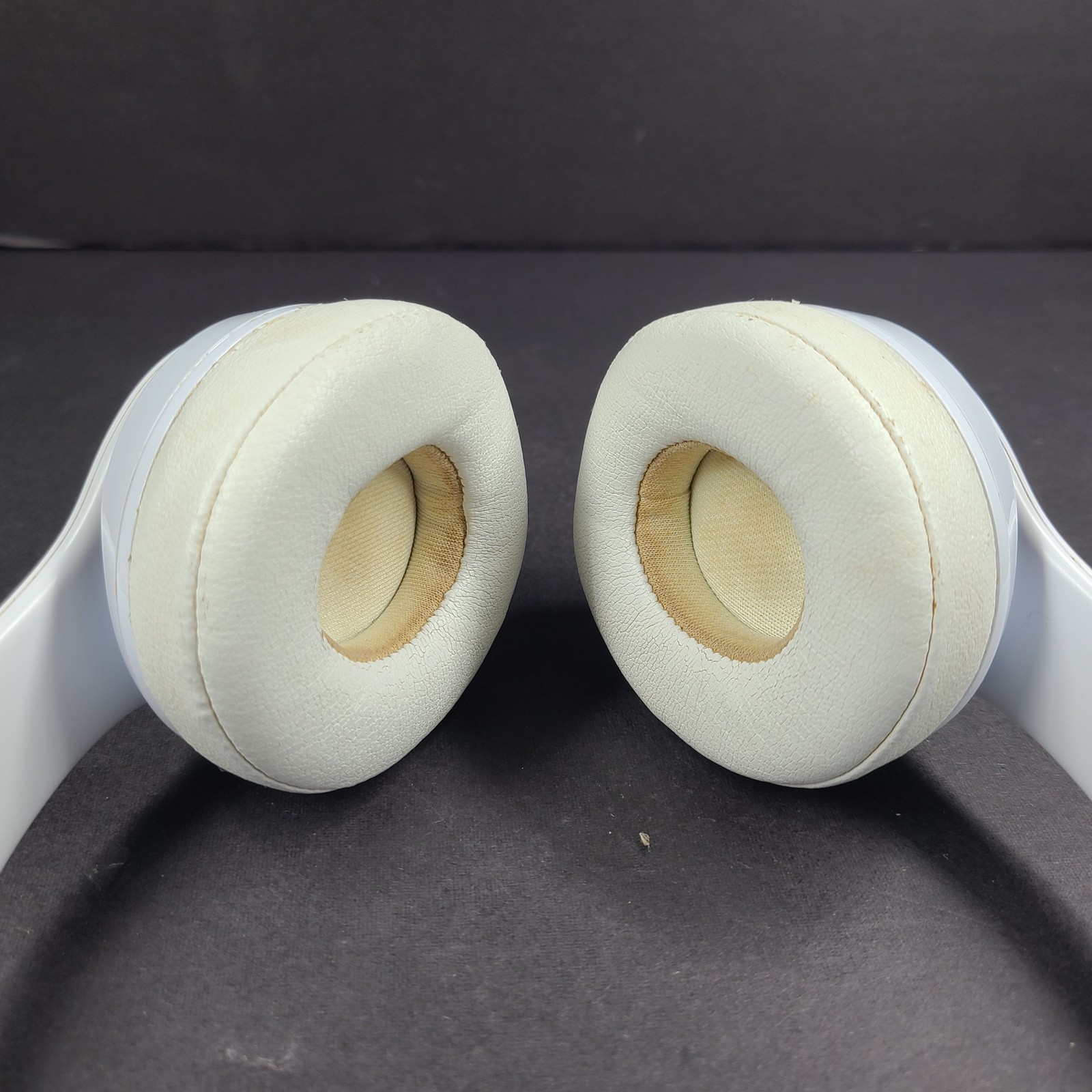 Beats by Dr. Dre Beats Solo3 Wireless On-Ear Headphones – Gloss White A1796
