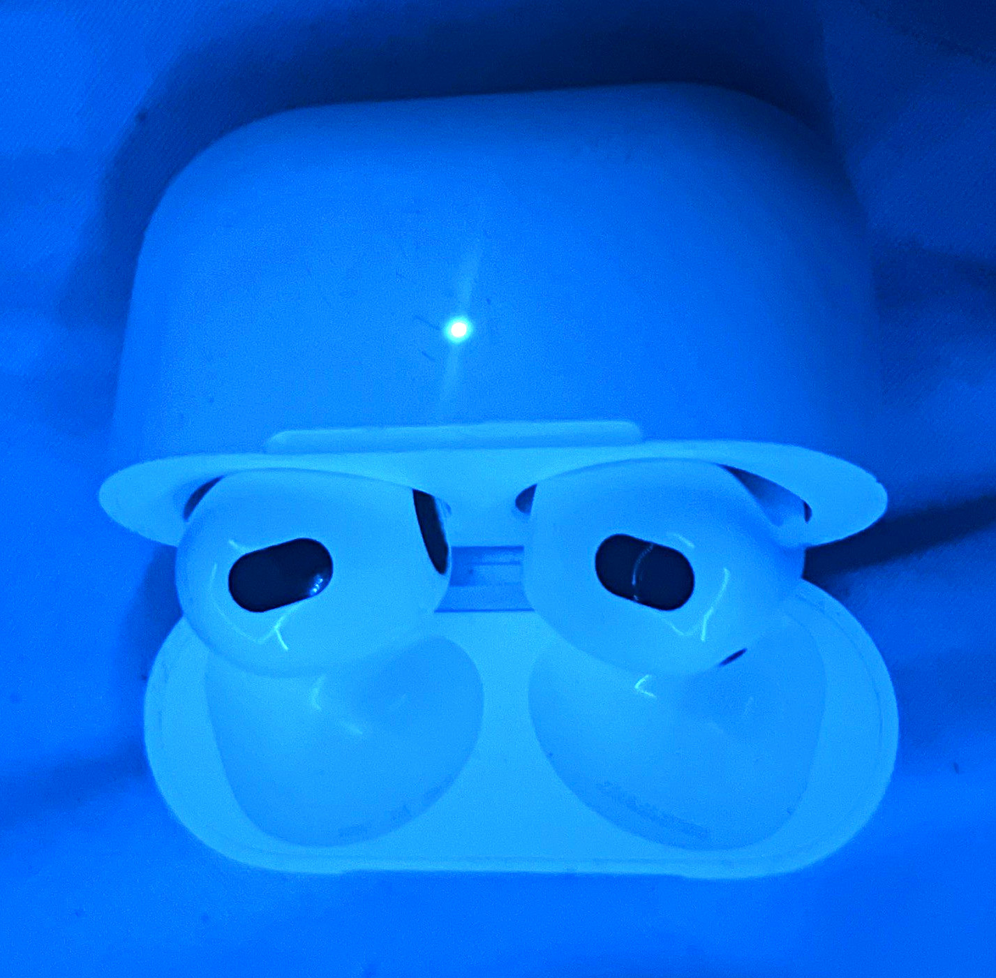 Apple AirPods Pro White Bluetooth Wireless In-Ear Earbuds w/ Charging Case Mic