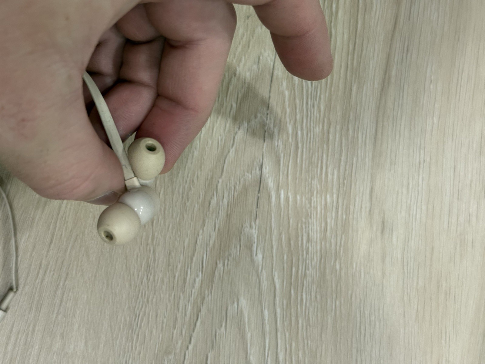 Beats by Dr. Dre UrBeats3 In-Ear Headphones Satin Gold – Lightning Connector-CR