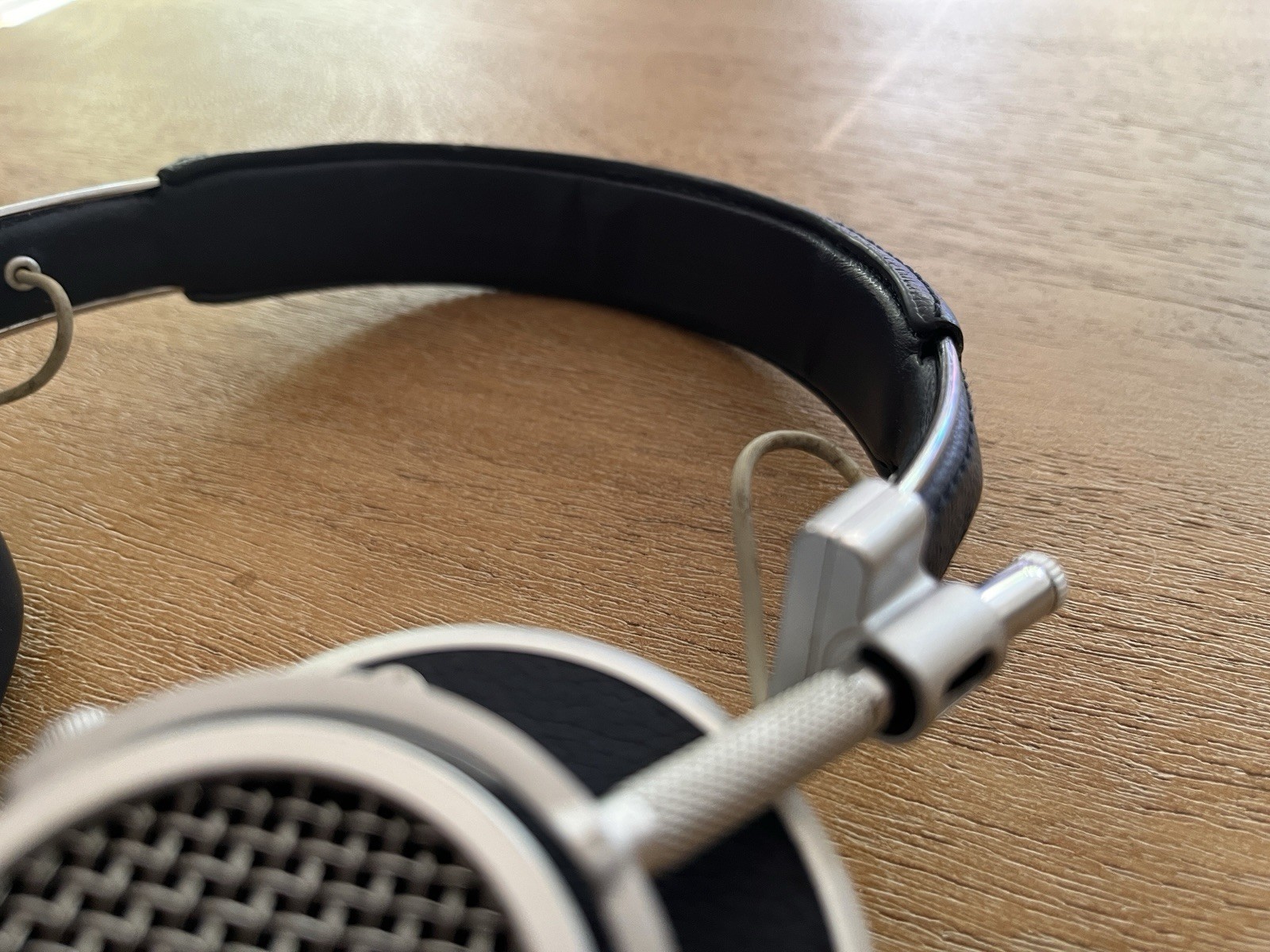 Master & Dynamic MH40 Wired Over-Ear Headphones Silver Aluminum Blue Leather