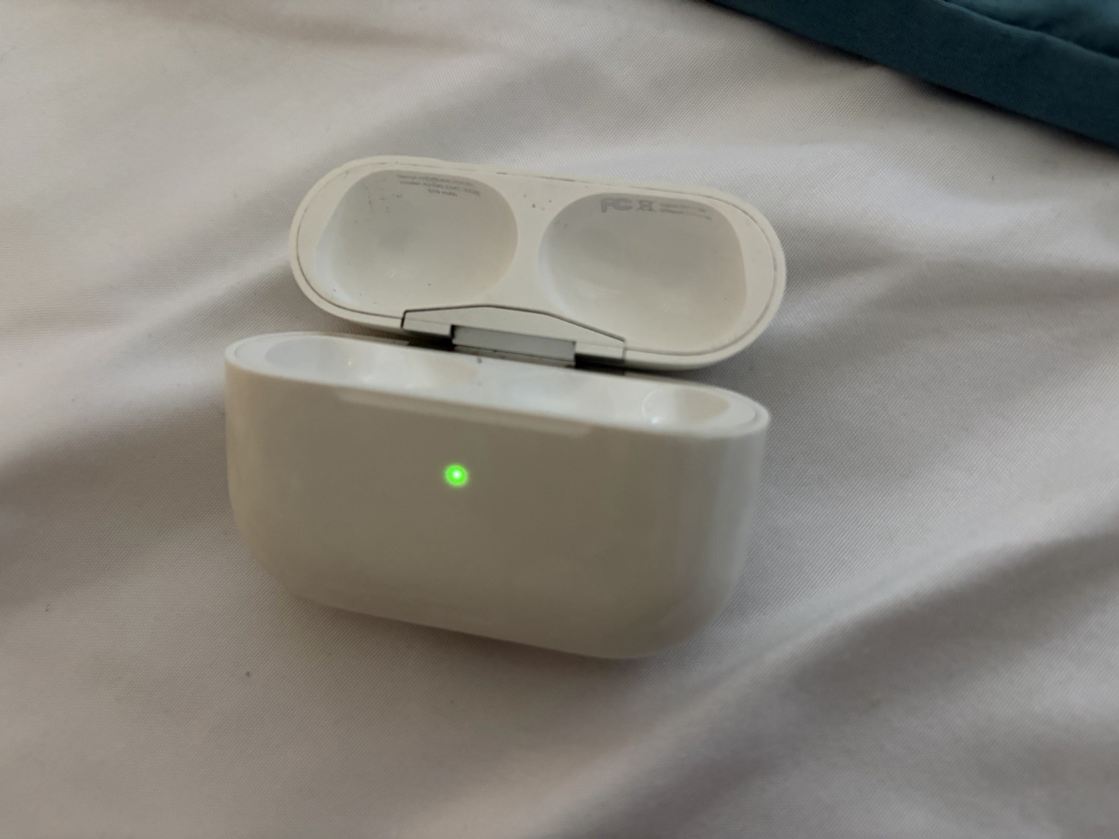 apple official airpods pro 1st gen complete used