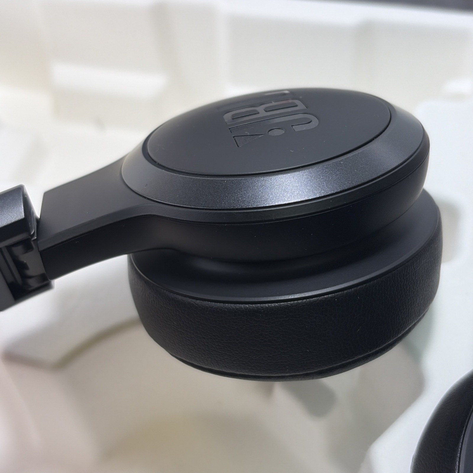 JBL Live 675NC wireless on-ear headphones, New, Open Box