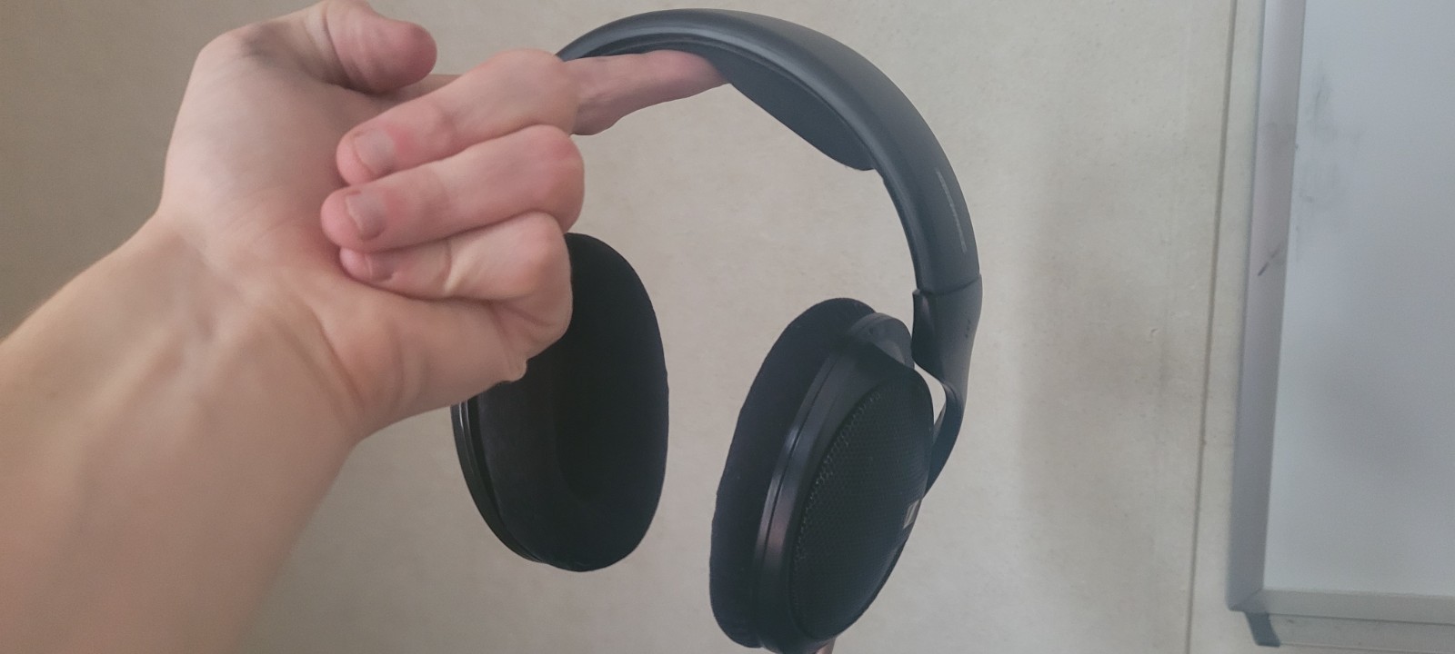 Good condition Sennheiser HD 560 S Over-The-Ear Audiophile Headphones