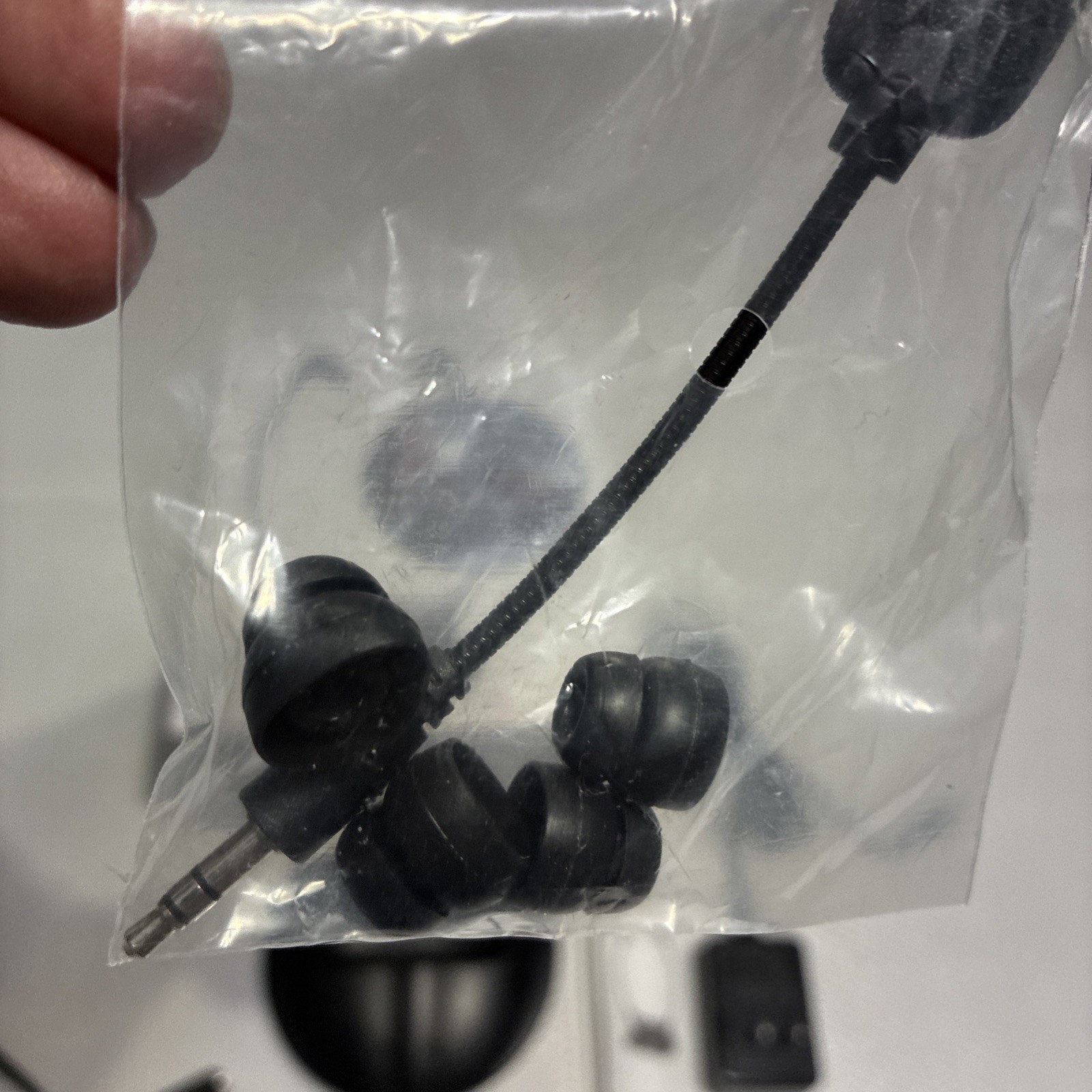 Brookstone Wireless Tv Earphones 2.4Gz Digital UHF Technology. Detachable Mic