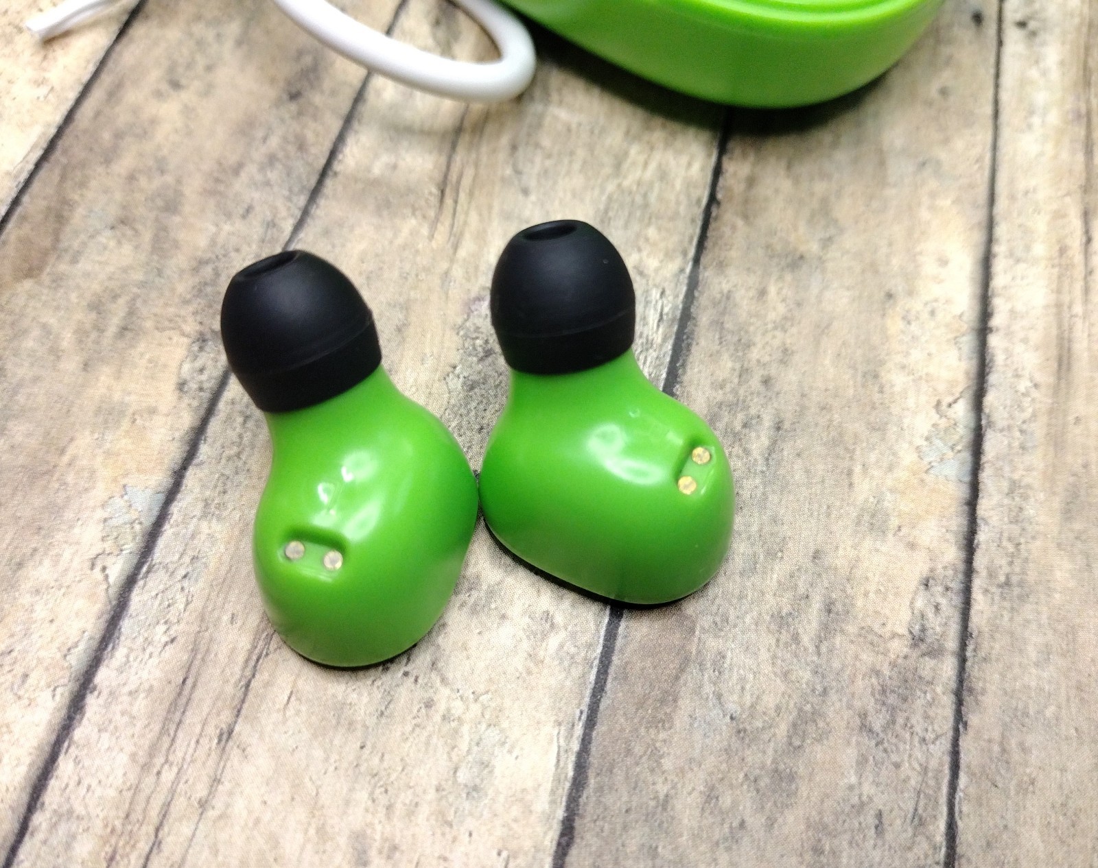 eKids Minecraft Wireless Earbuds Green with Charger and USB Cable Xi-B18MX EXv24