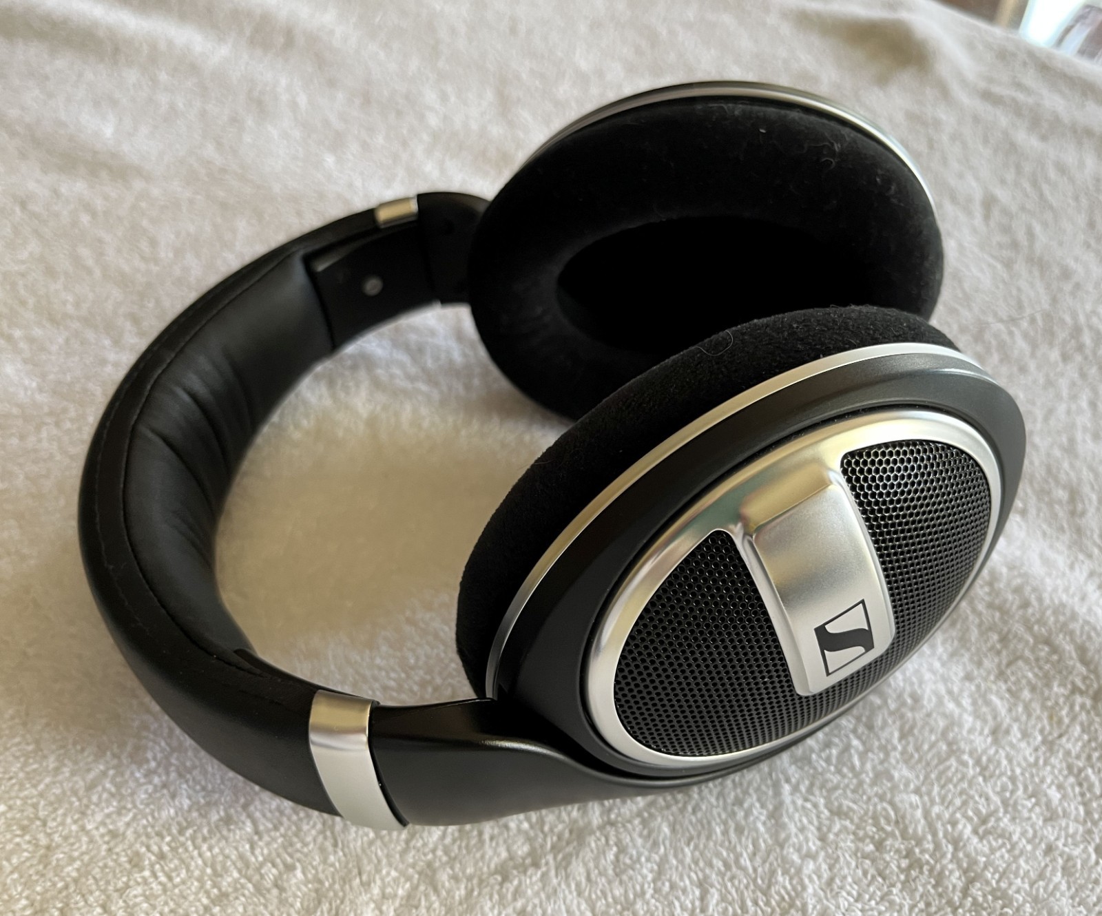 Sennheiser HD 599SE Over-Ear Headphones Black Silver Wired Detachable Cable Case