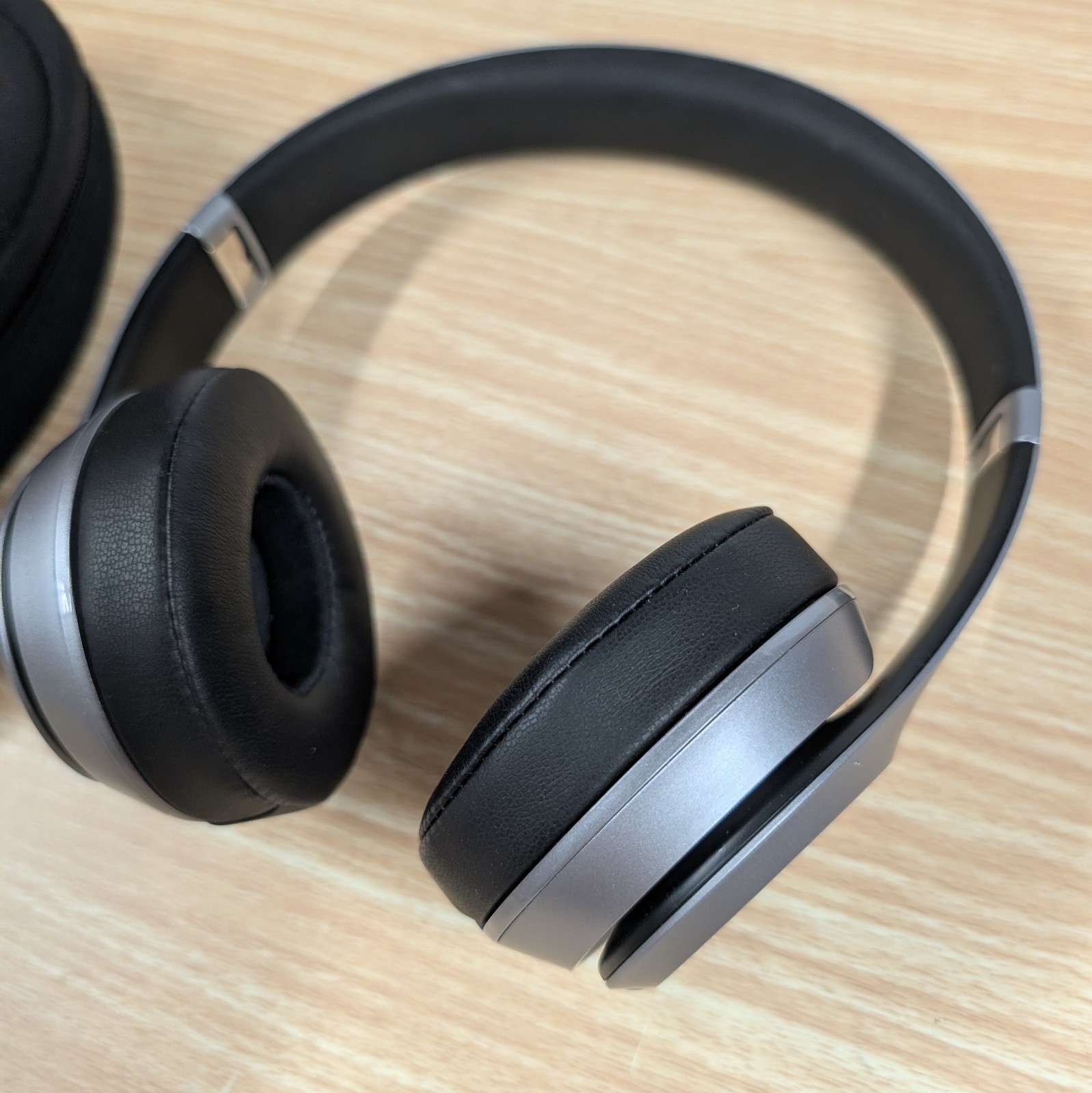 Beats by Dr. Dre Beats Solo2 Wireless On-Ear Headphones – Black Silver Case