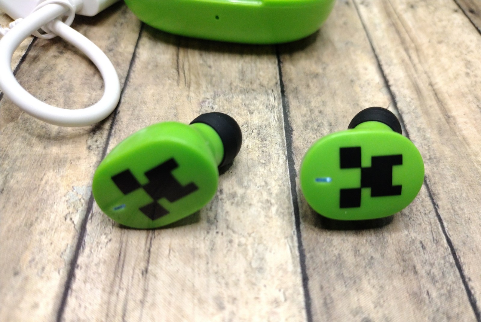 eKids Minecraft Wireless Earbuds Green with Charger and USB Cable Xi-B18MX EXv24