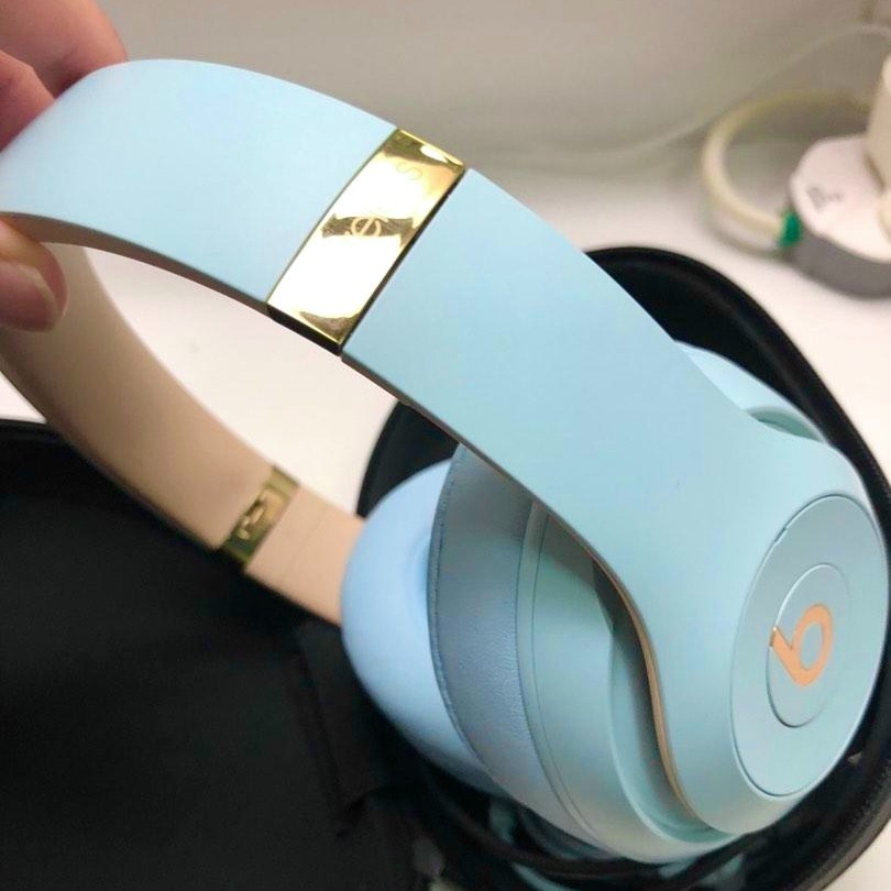 New Sealed – Beats Studio3 Skyline collection Wireless Headphones – Crystal Blue