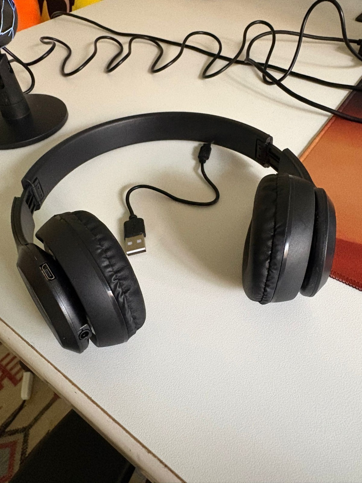 1 Black Wireless Bluetooth Music Compact Folding Sound Headphones (Foreign Shipping)