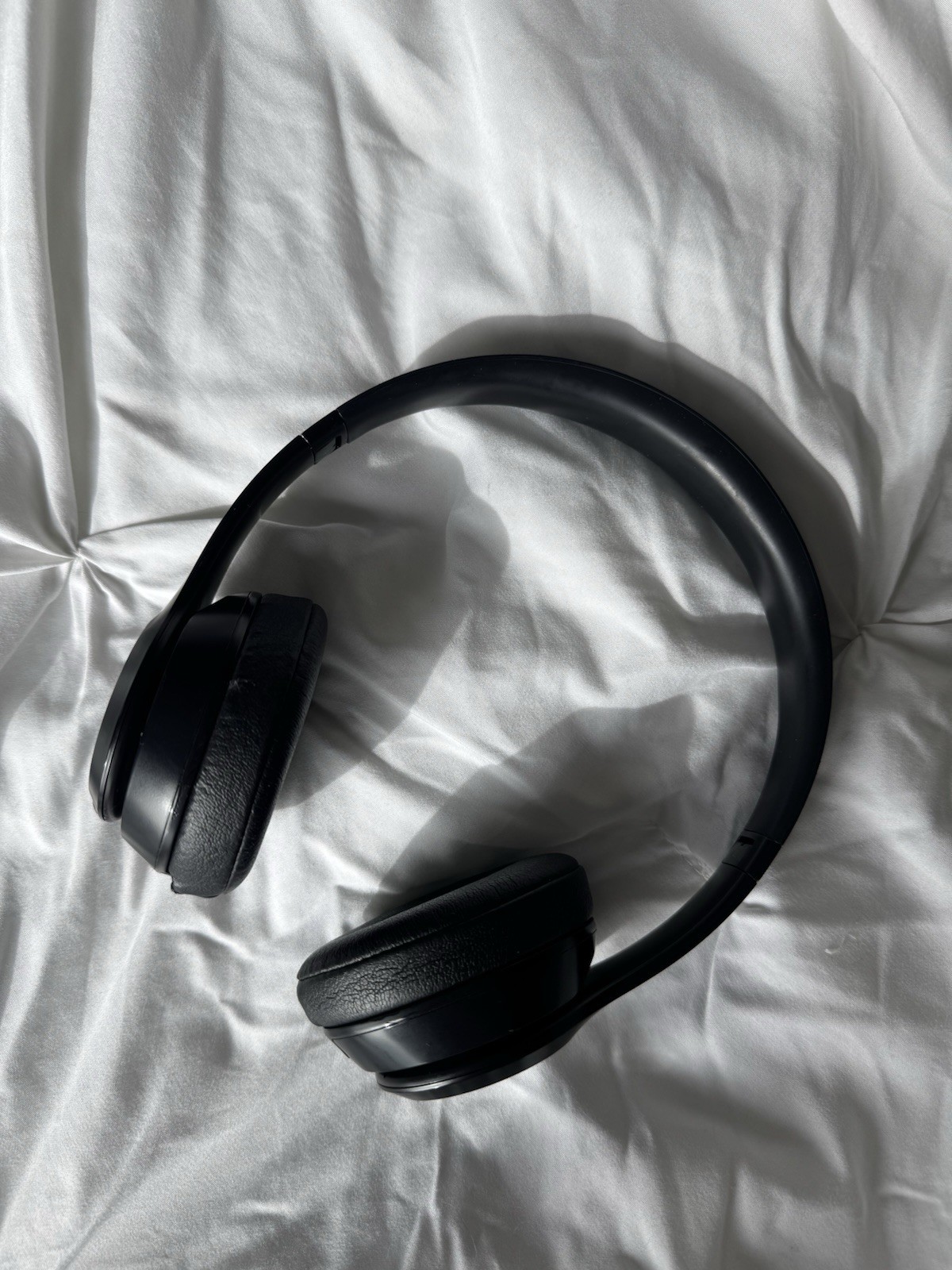 Black Beats Solo 3 Wireless Headphones. Charger and Case INCLUDED