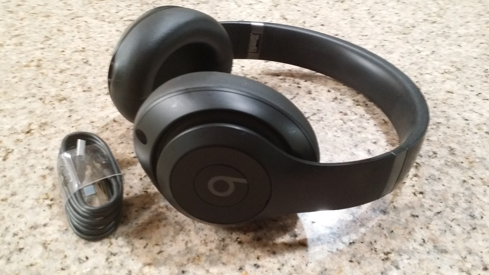 Beats by Dr. Dre Studio Pro Wireless Bluetooth Over-Ear headphones Gold/Black