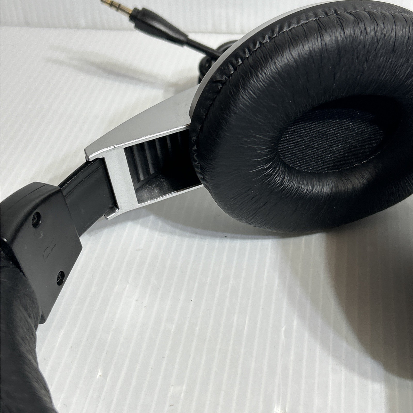 Samson HP30 Over-Ear Wired Headphones Studio Monitor Stereo Headset 3.5mm