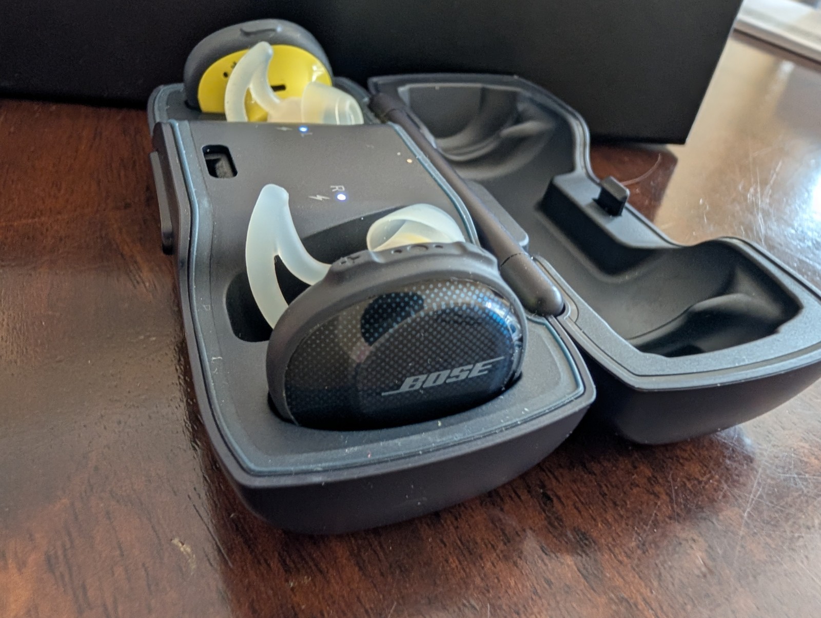 Bose SoundSport Free Wireless Black Headphones w/ case BAD LEFT EARBUD