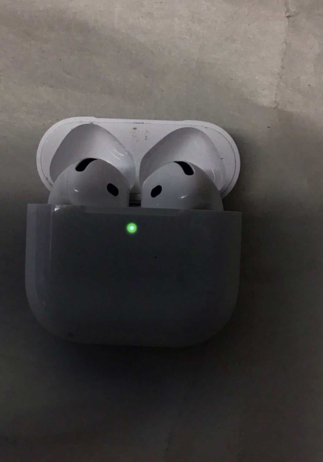 Apple AirPods 4 Earbuds w/ USB-C Case in White A3058, A3050, A3053 *READ *