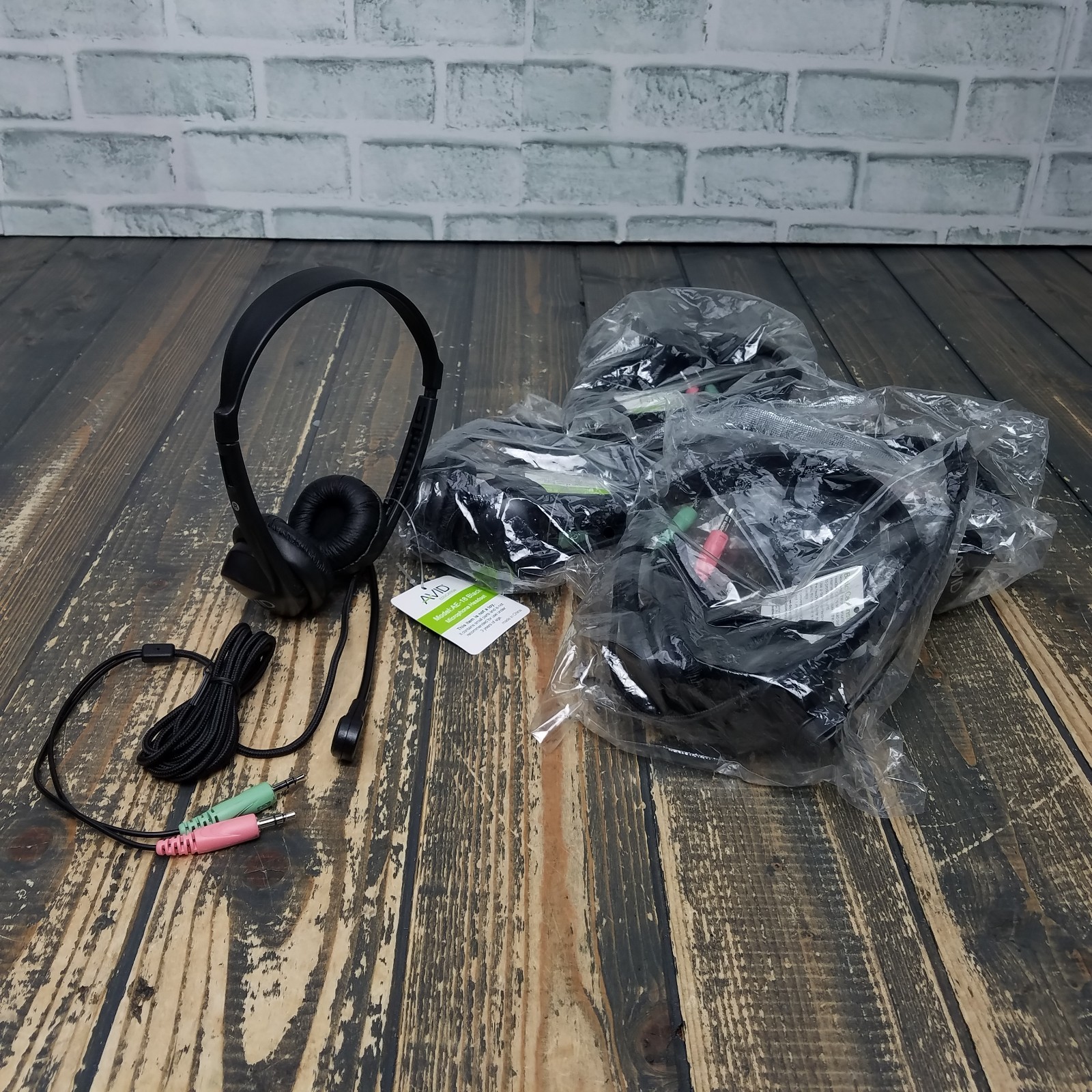 BRAND NEW LOT of 5 AVID AE-18 Lightweight 3.5mm Over-Ear Headphones Color BLACK