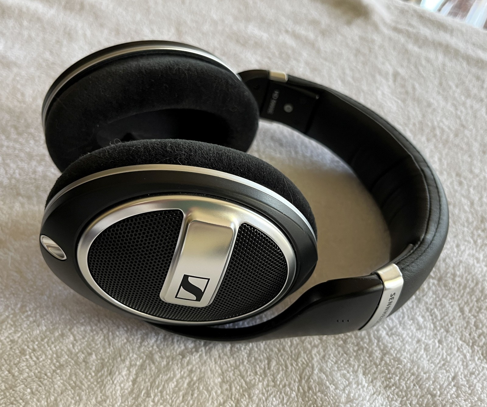 Sennheiser HD 599SE Over-Ear Headphones Black Silver Wired Detachable Cable Case