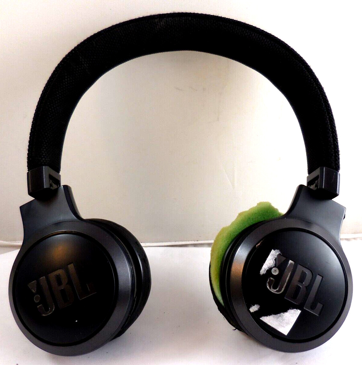 JBL Live 460NC Wireless On-Ear Noise-Cancelling Headphones – Black (With Issue)
