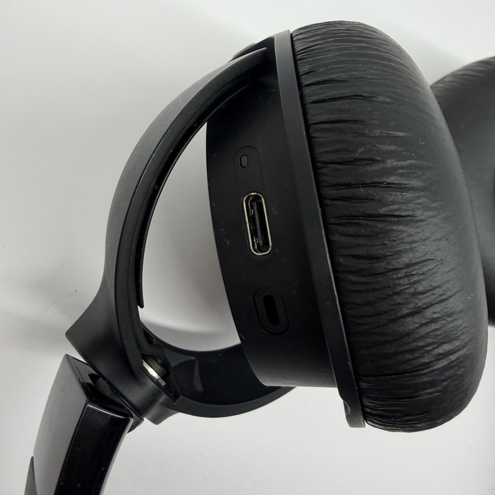 JBL Tune 670NC Pure Bass Sound Wireless Over-Ear Noise Cancelling Headphones