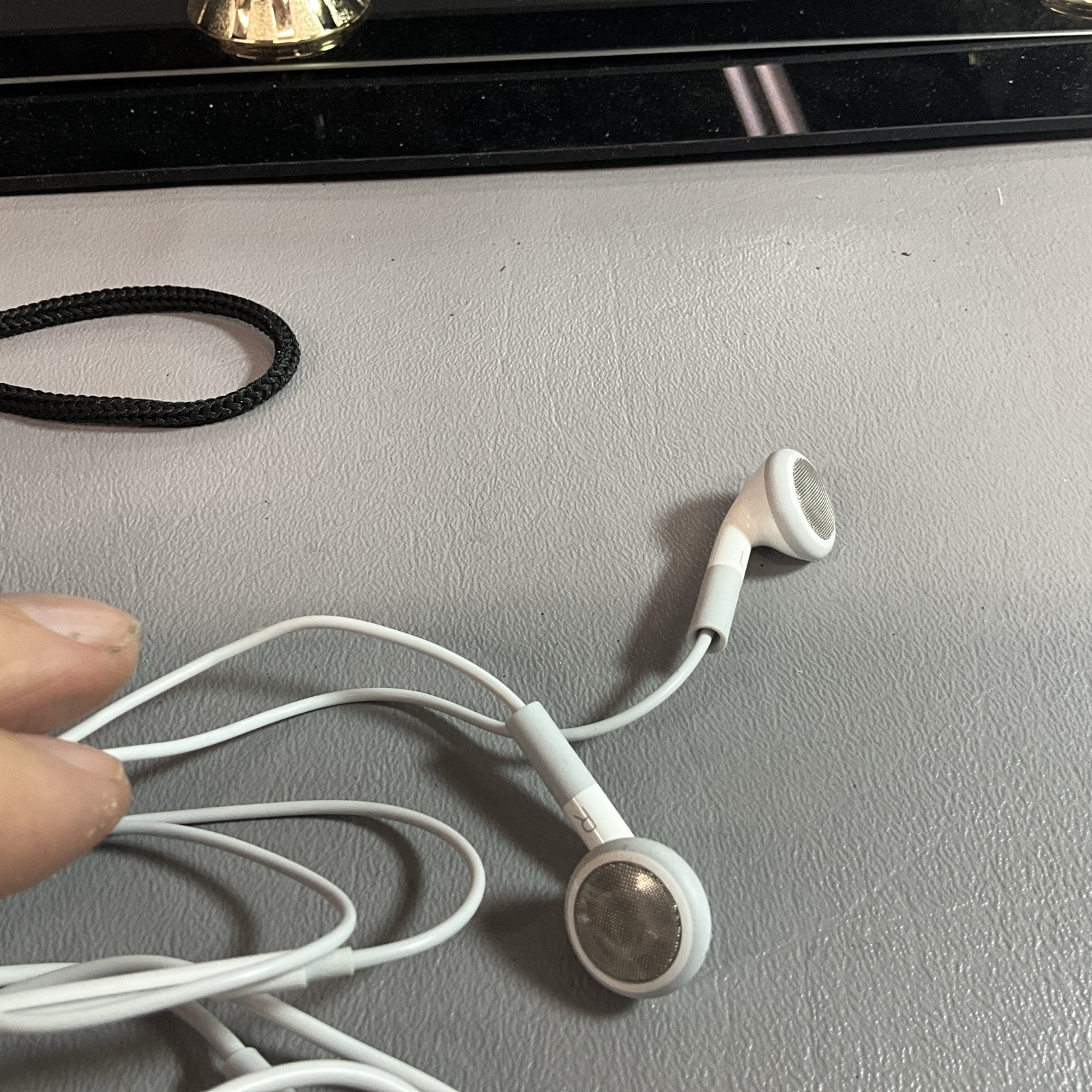 VINTAGE EAR BUDS, UNBRANDED 30 INCH CORD EASY TO STORE CASE. (S1305).