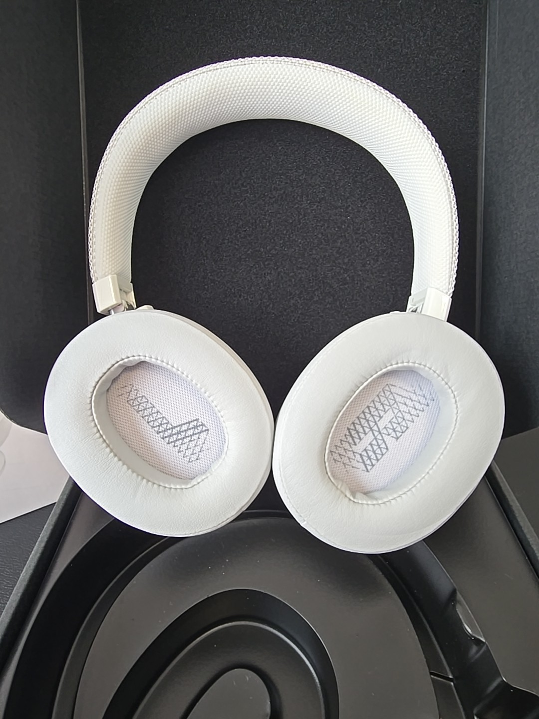 JBL LIVE 500BT Wireless Bluetooth Over-Ear Headphones with Built-in Microphone
