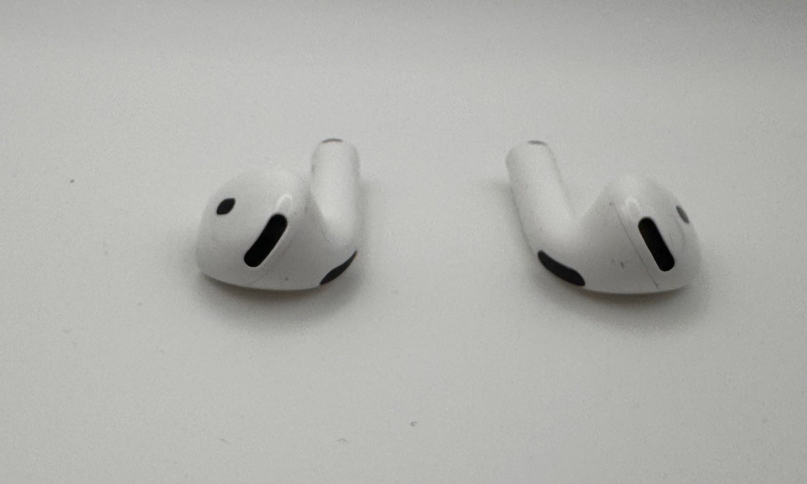 APPLE AIRPODS 4TH GENERATION USB-C NON ANC A3058 – White W/CHARGING CASE USED