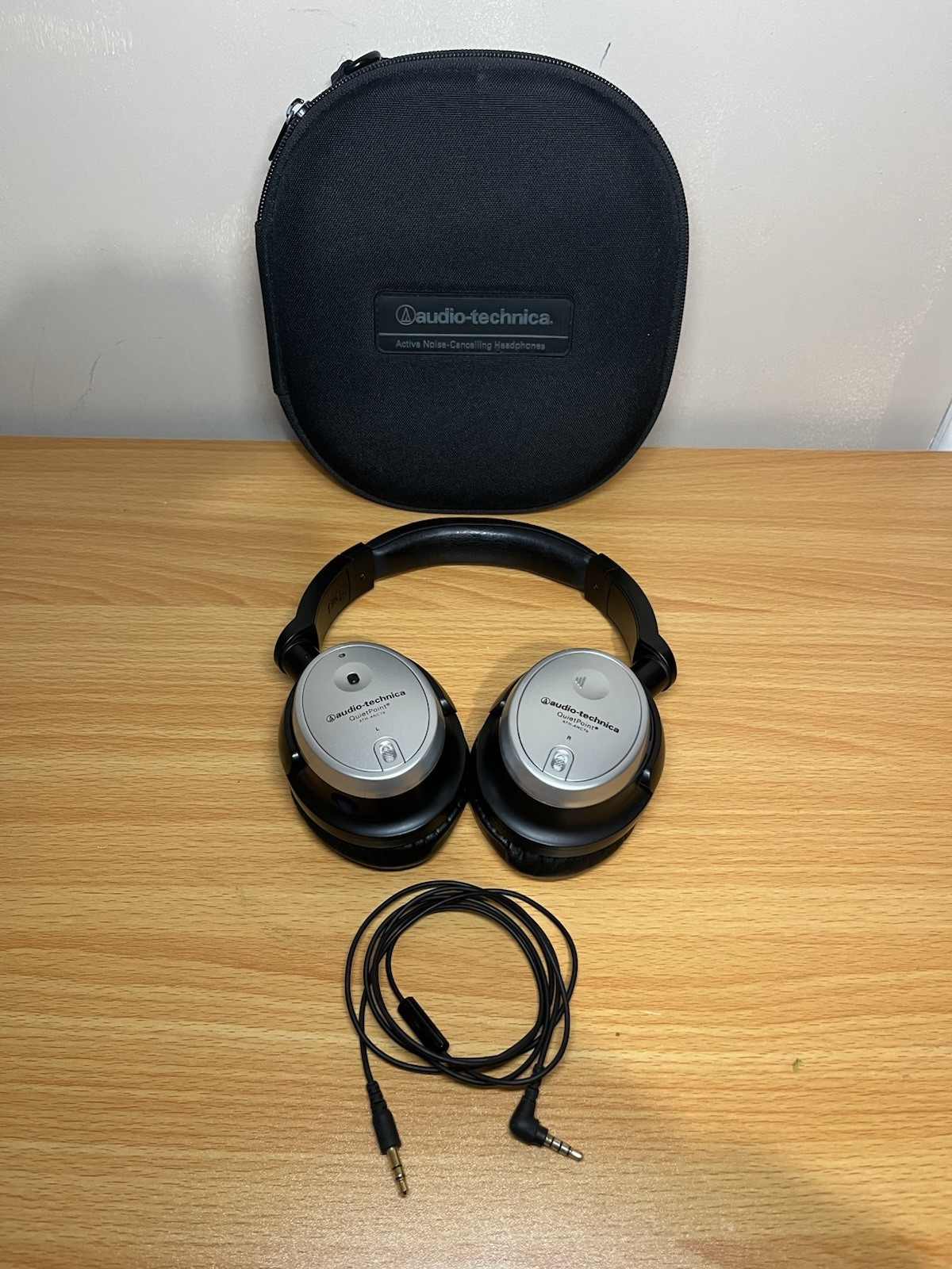 Audio Technica Active Noise Cancelling Headphones Over The Ear Silver ATH-ANC7b