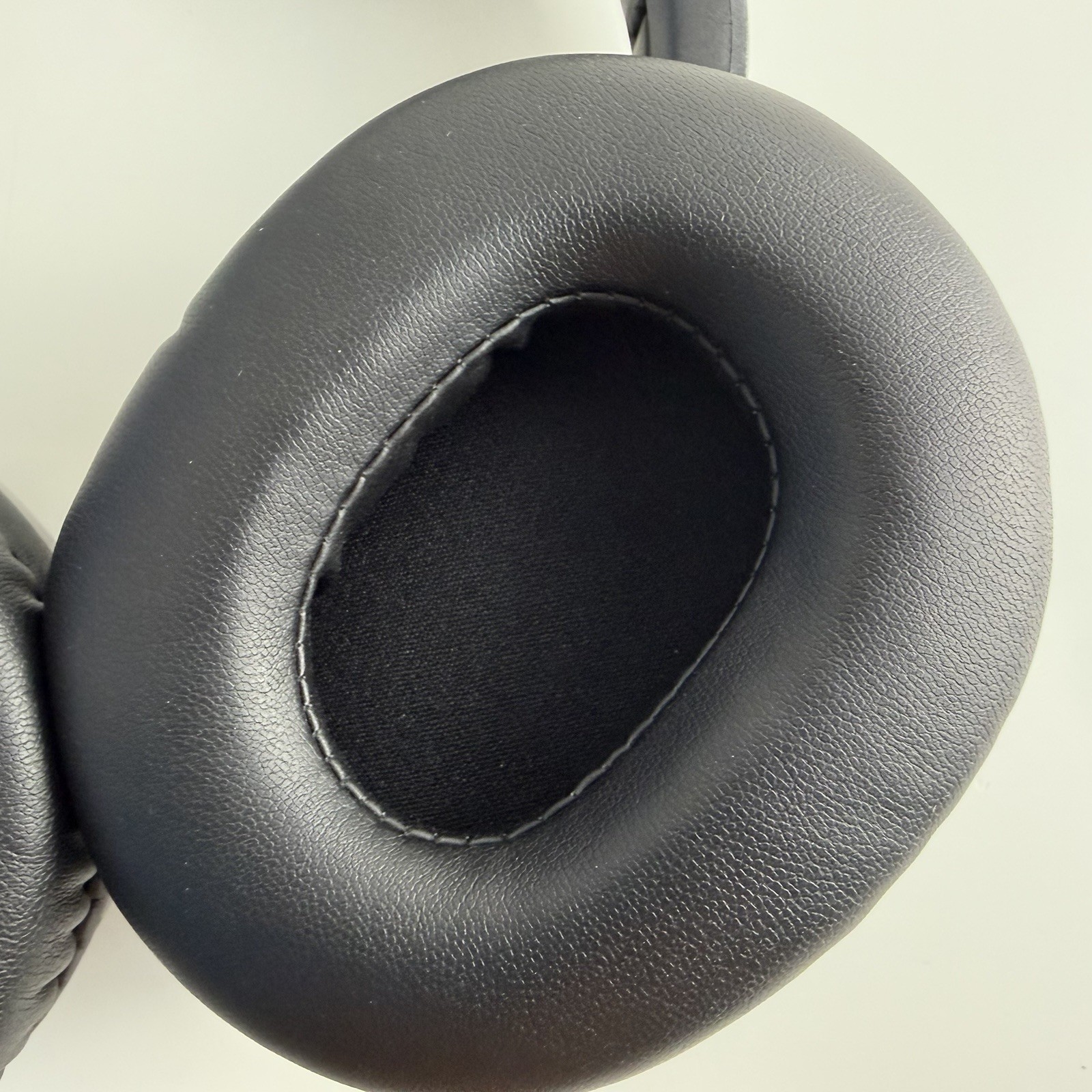 Brookstone Airphones Wireless Noise Cancelling Headphones BKH928
