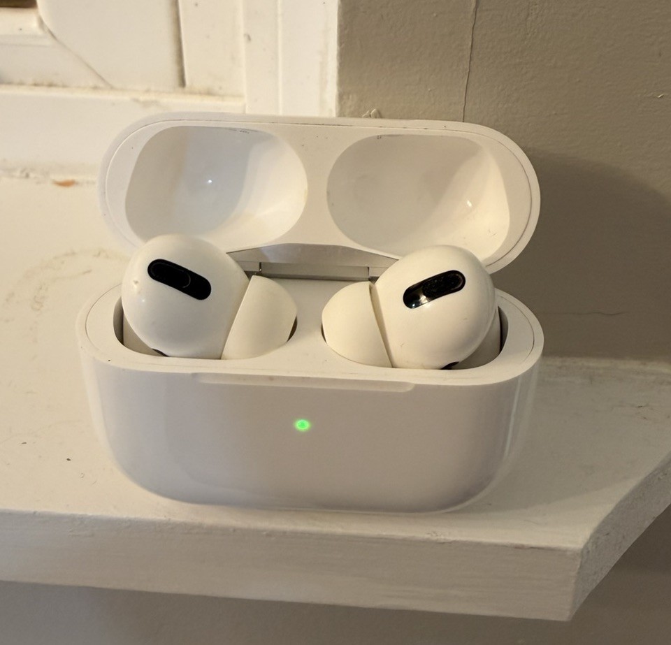 Apple AirPods Pro (1st Gen) White In-Ear Earbuds w/ MagSafe Case