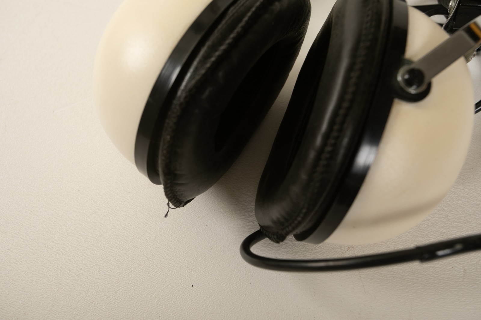 Pioneer SE-30 Headphones 8 Ohm (A3L/JSF6) White Tested Working w/Extension Cord