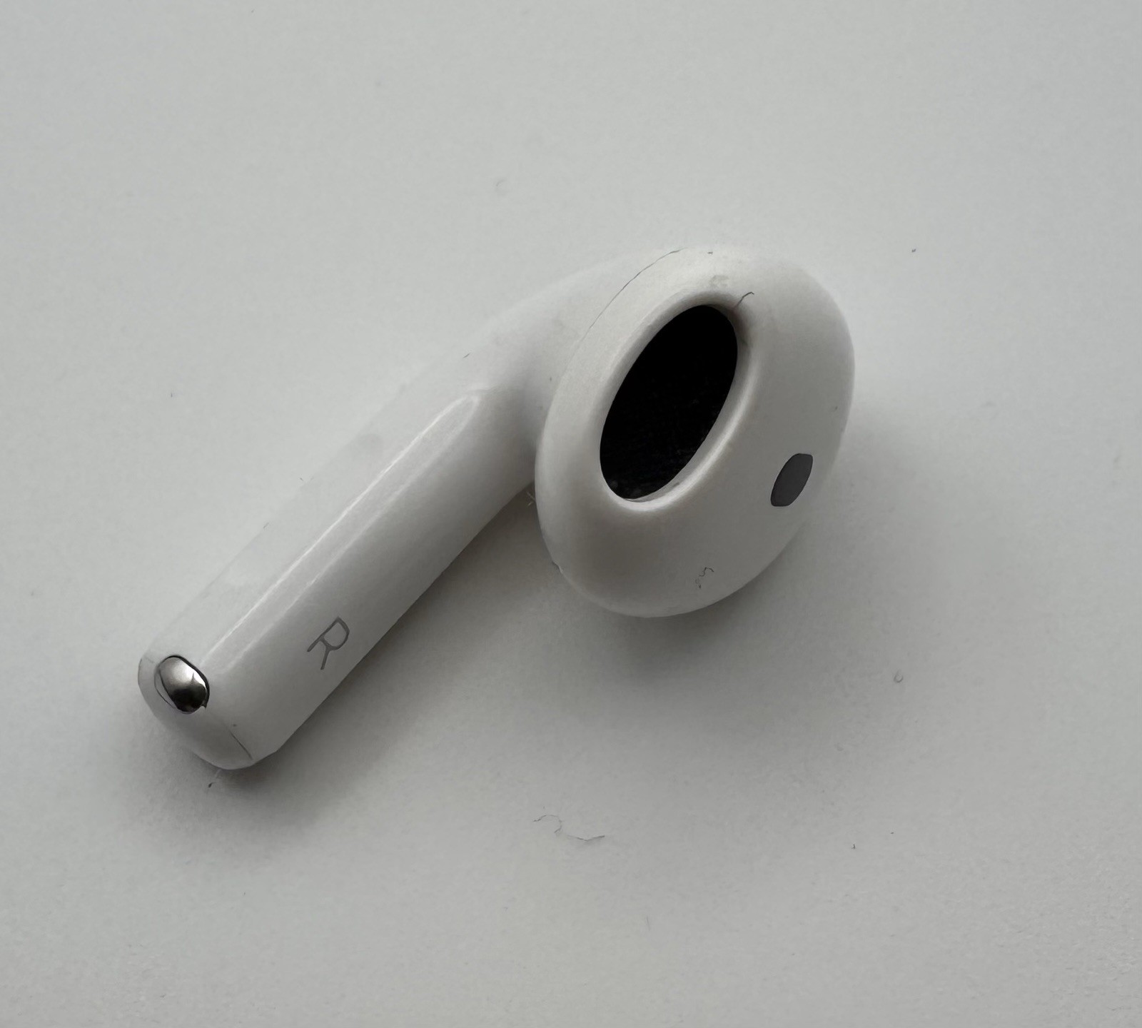 APPLE AIRPODS 4TH GENERATION USB-C NON ANC A3058 – White W/CHARGING CASE USED