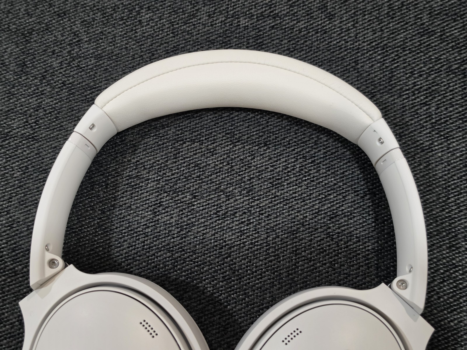 Bose QuietComfort Wireless Over-Ear Headphones – White Smoke
