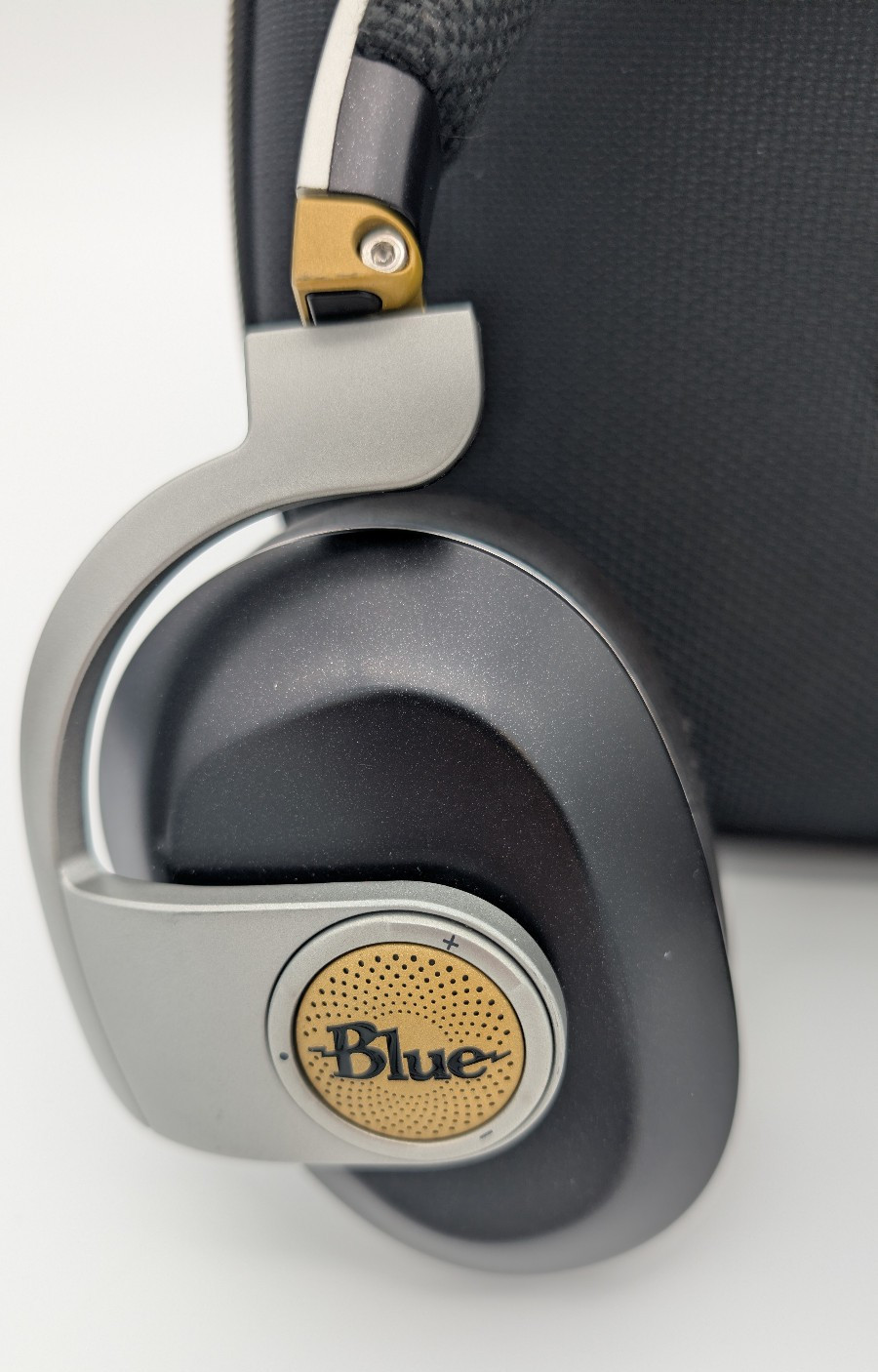 Blue Satellite Headphones Model BH1010 Premium Noise-Cancelling Wireless w/ Case